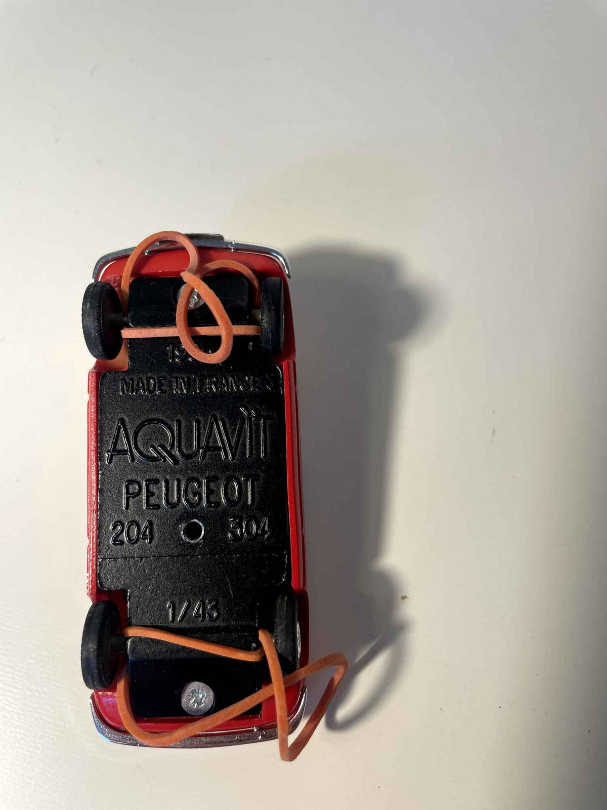 Peugeot 204 decappottabile rossa (scatola in plexiglas)