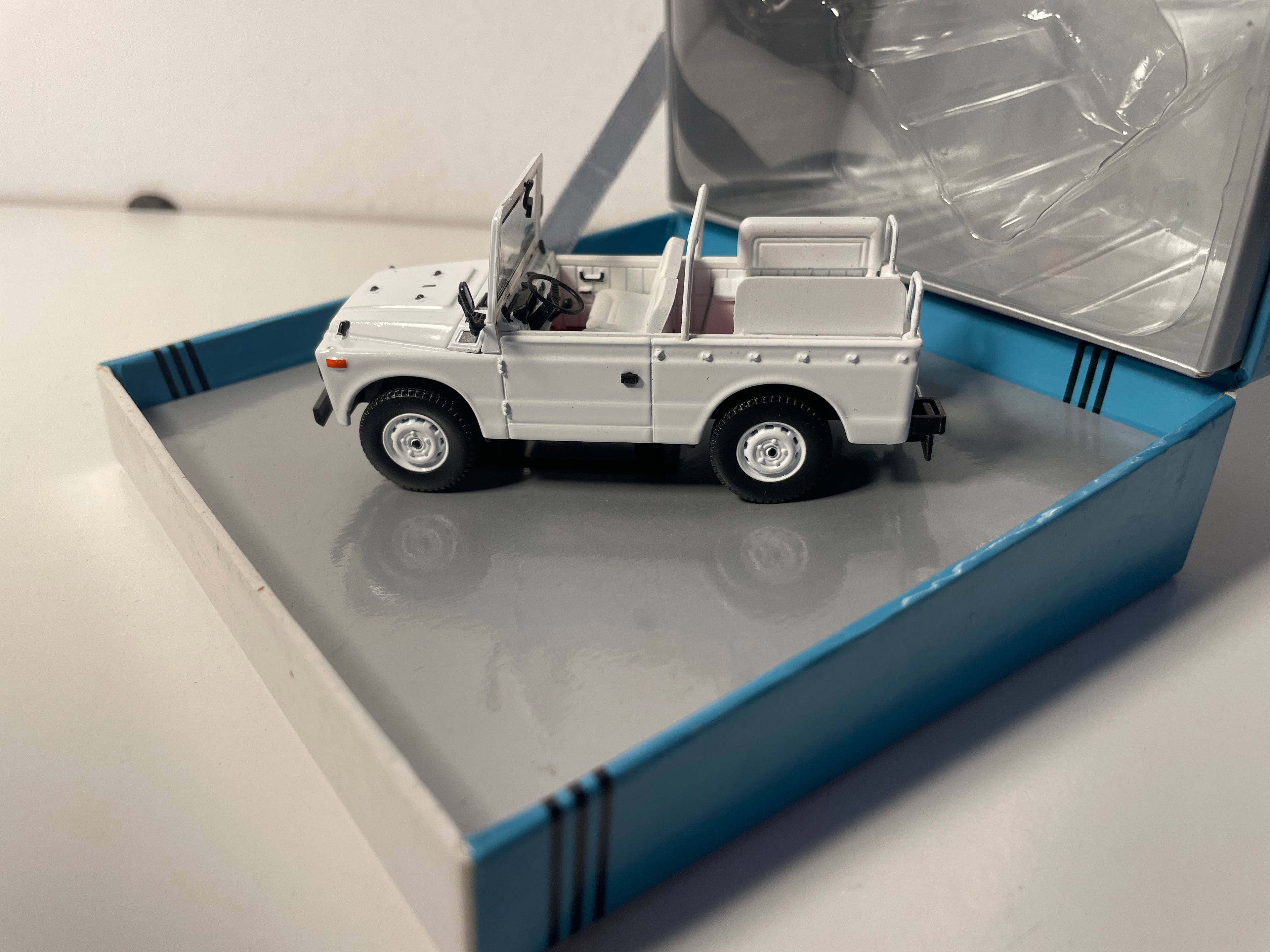 Fiat Campagnola blanche La Papamobile du Pape Jean-Paul 2 (collection voitures chefs d'état)