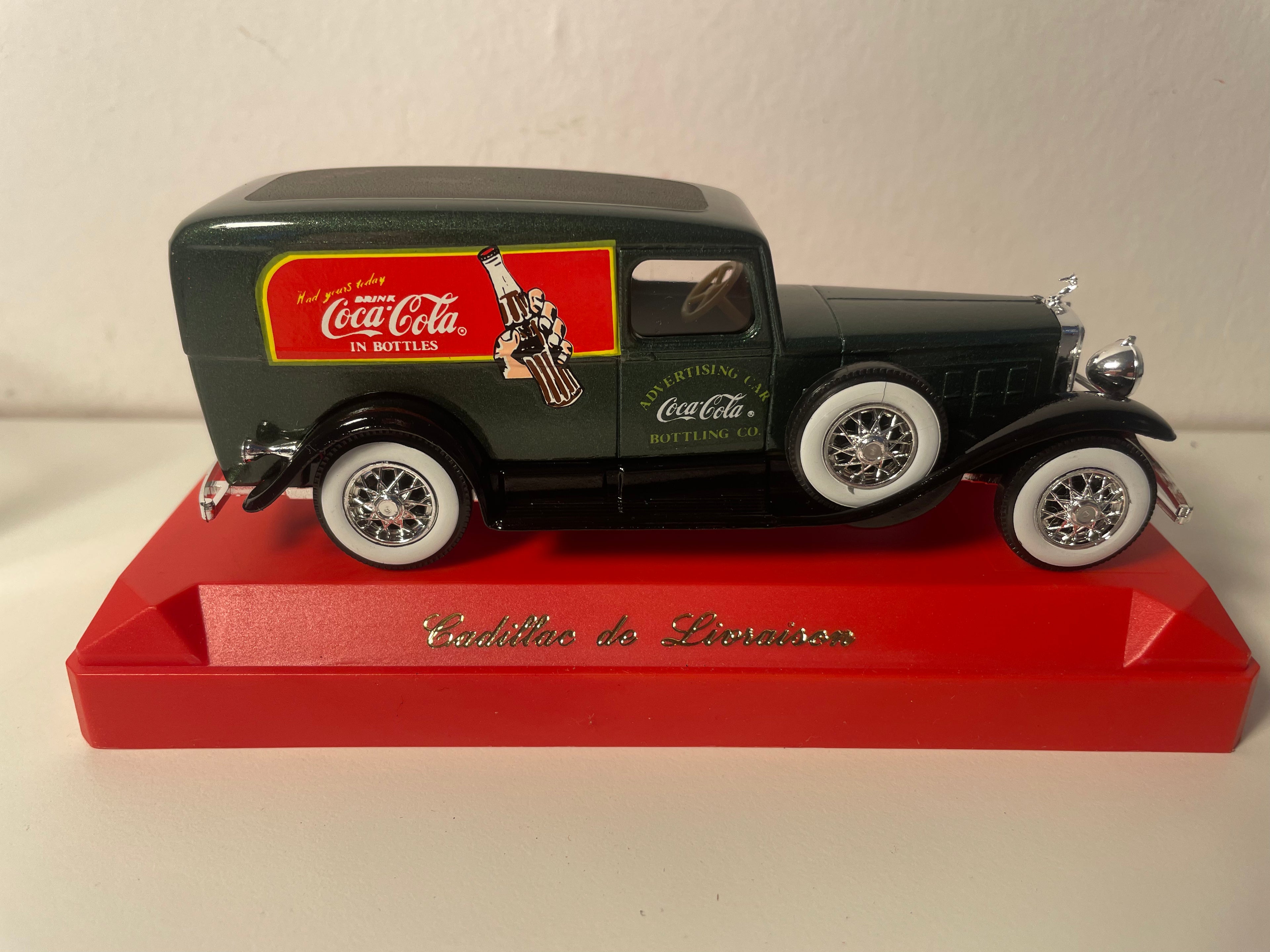 Cadillac verde di consegna con pubblicità COCA-COLA (con scatola in cartone rossa)