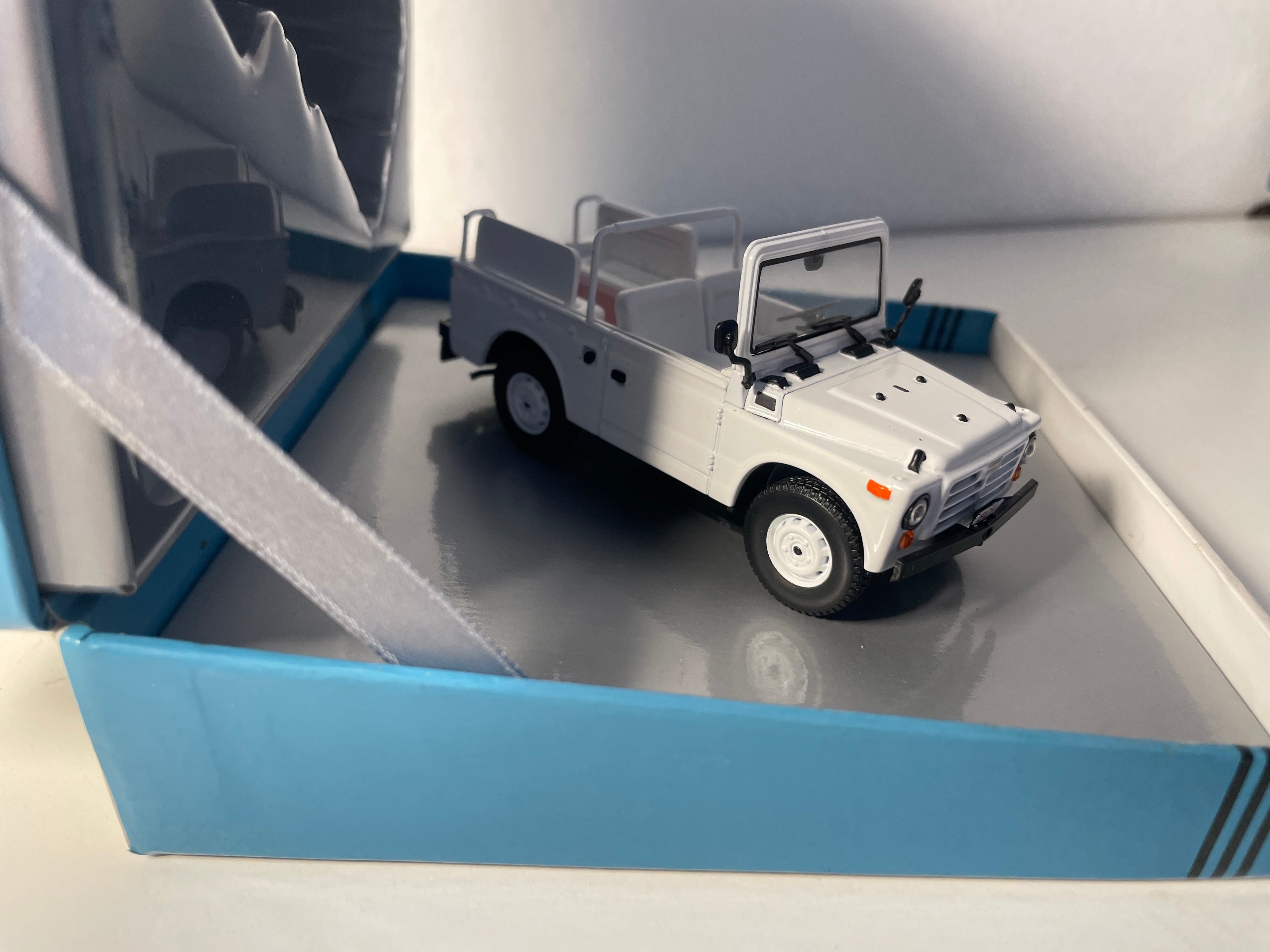 Fiat Campagnola blanche La Papamobile du Pape Jean-Paul 2 (collection voitures chefs d'état)