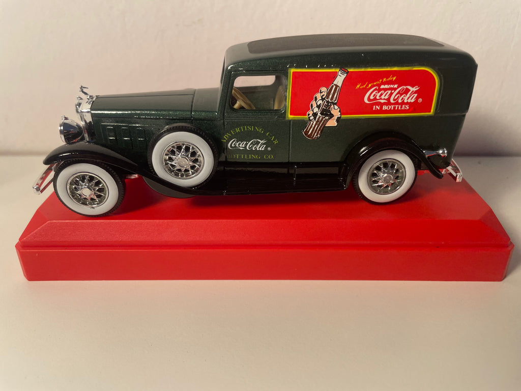 Cadillac verde di consegna con pubblicità COCA-COLA (con scatola in cartone rossa)