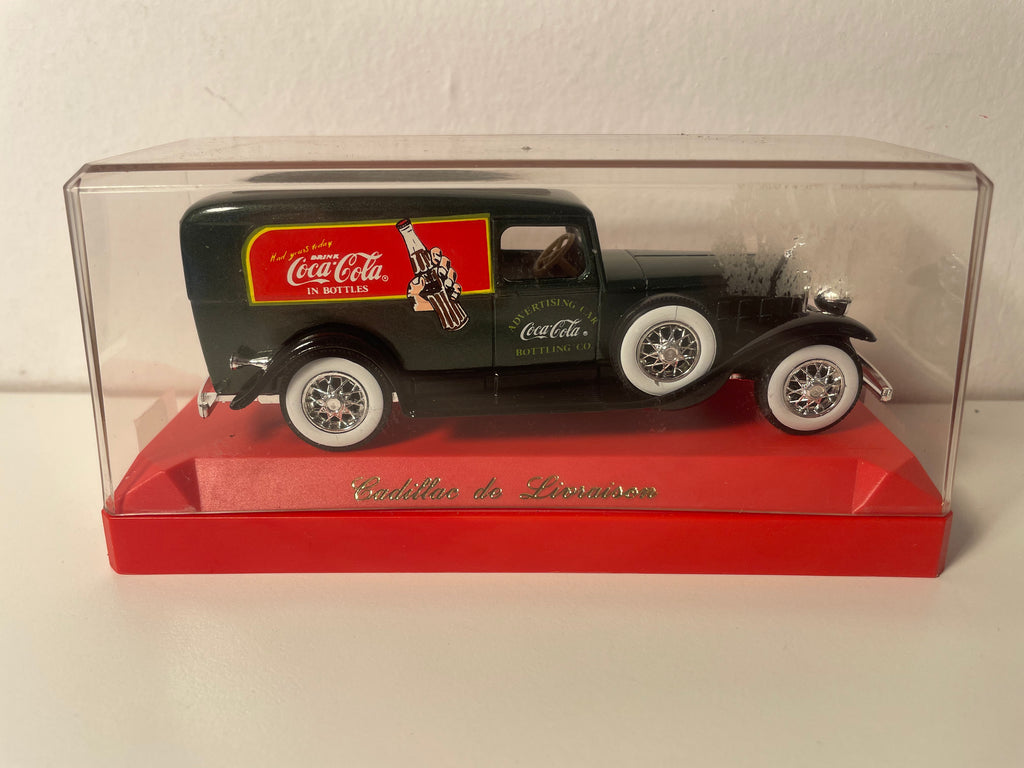 Cadillac verde di consegna con pubblicità COCA-COLA (con scatola in cartone rossa)