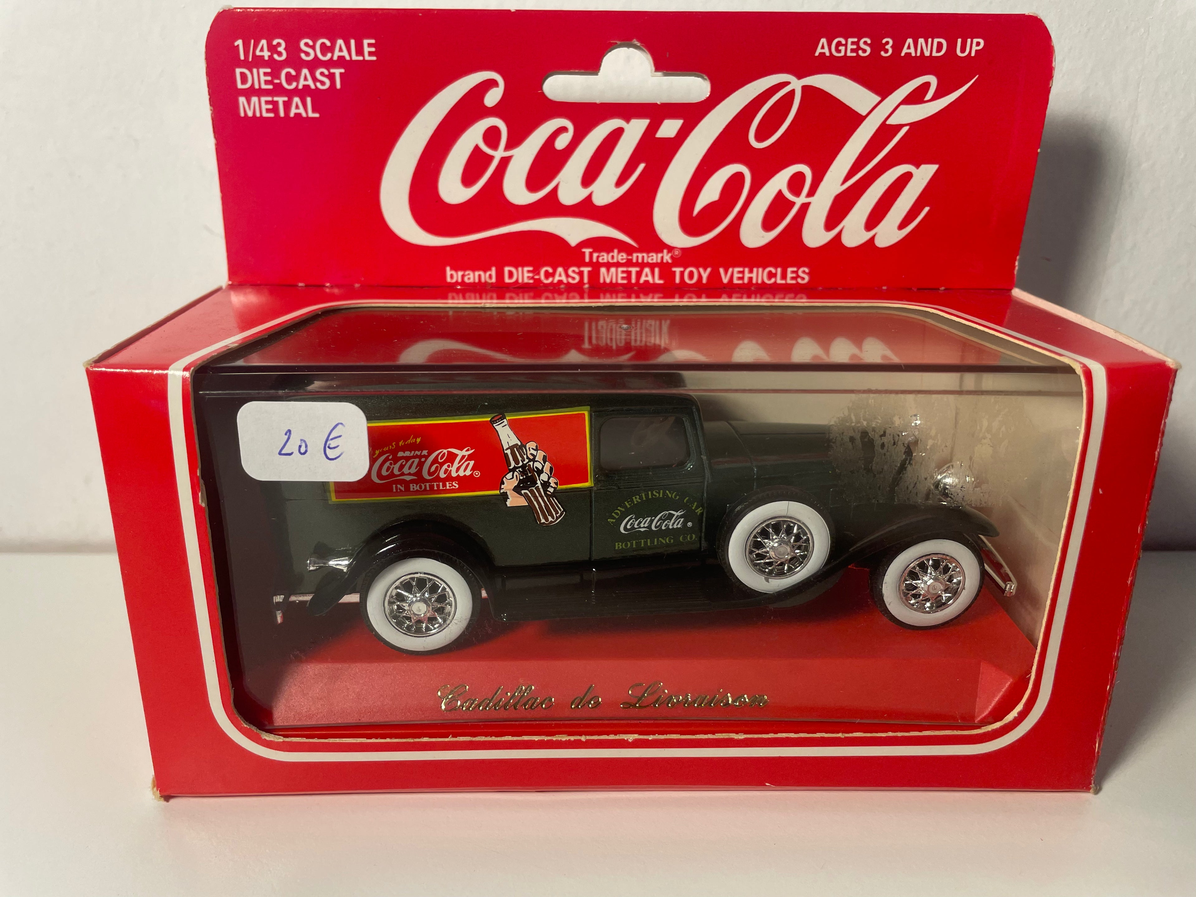 Cadillac verde di consegna con pubblicità COCA-COLA (con scatola in cartone rossa)