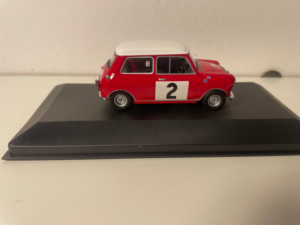 BMC Cooper S czerwony z białym dachem numer 2 - rajd Monte Carlo 1966 (zwycięzca) - IXO referencja RAC085