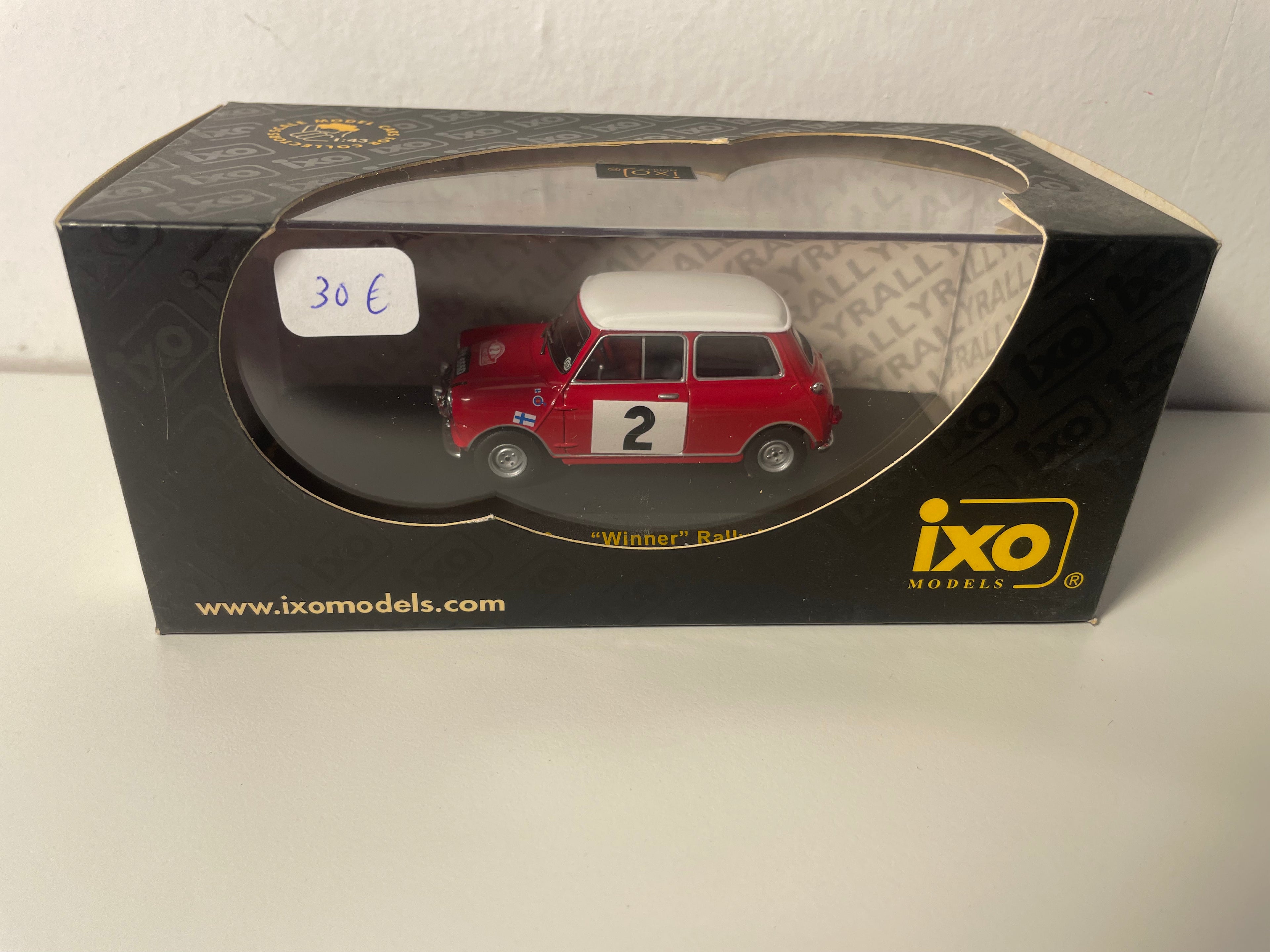 BMC Cooper S czerwony z białym dachem numer 2 - rajd Monte Carlo 1966 (zwycięzca) - IXO referencja RAC085