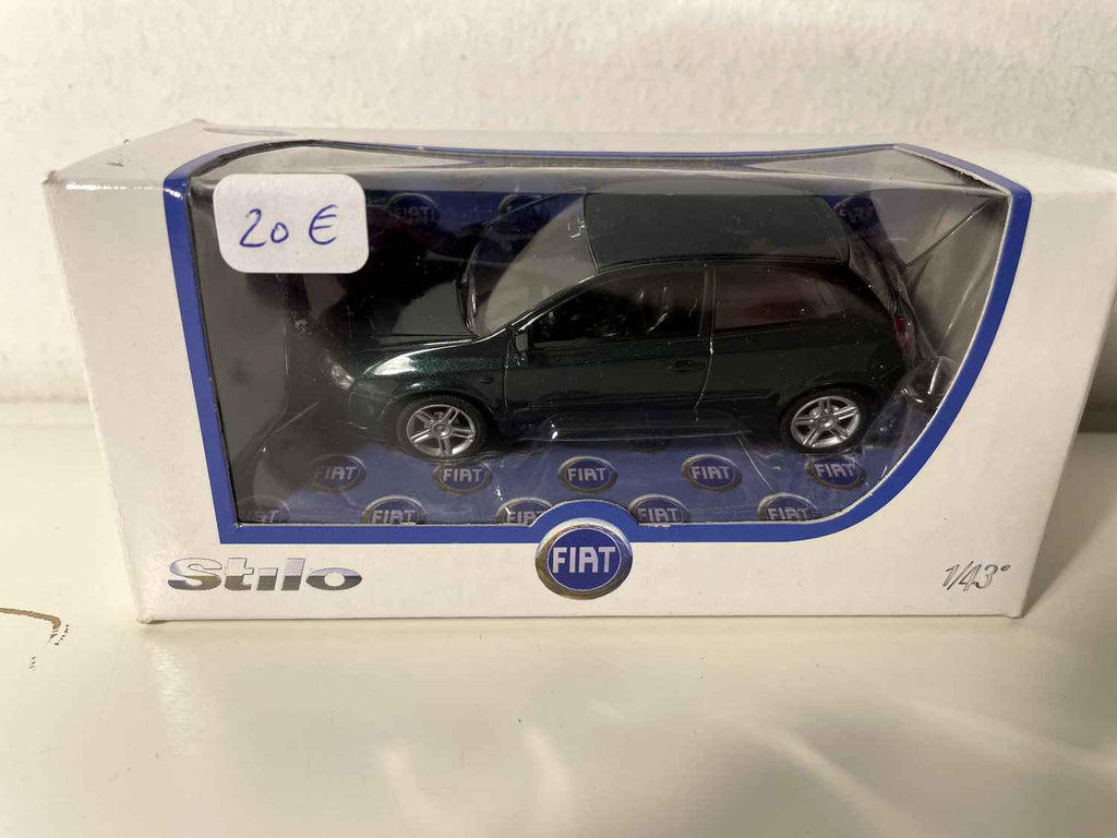 Dunkelgrüner Fiat Stilo