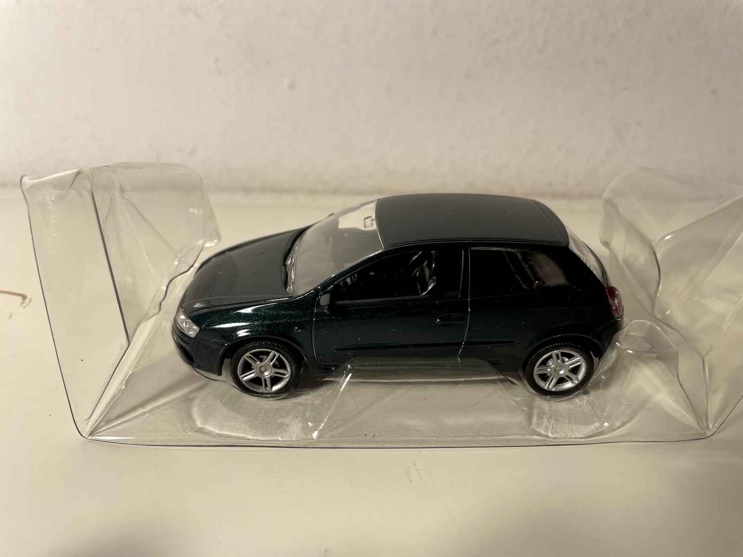Dunkelgrüner Fiat Stilo