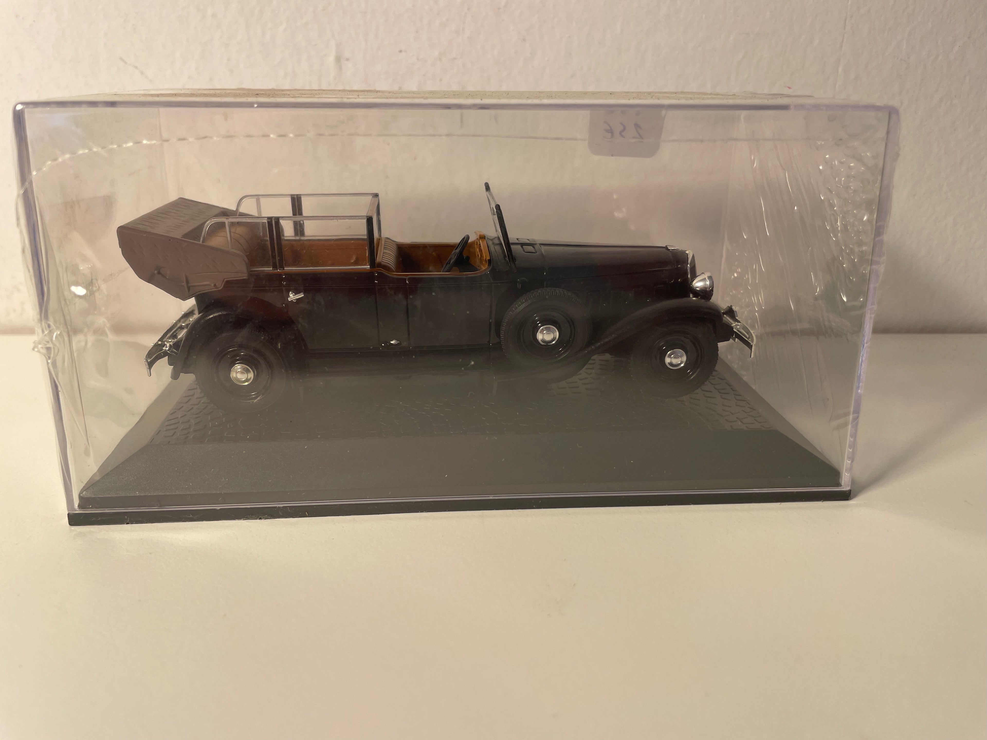 Schwaarze Renault Reinastella (Staatschef-Autosammlung)