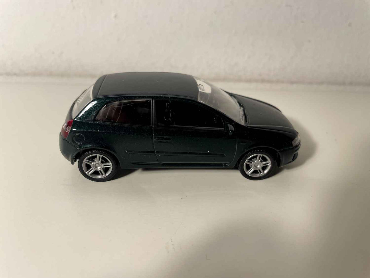 Dunkelgrüner Fiat Stilo