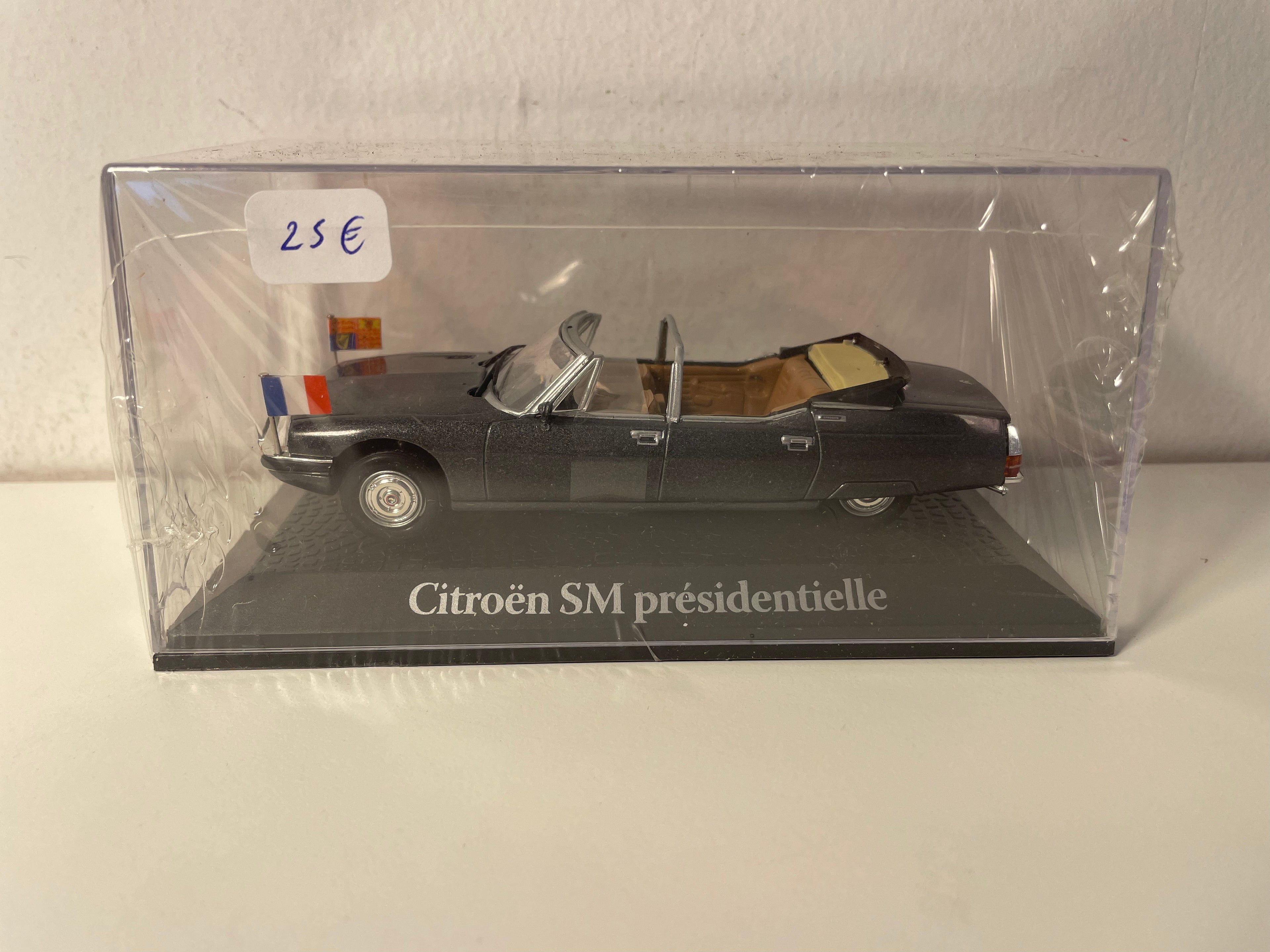 Citroën SM Présidentielle grise foncée (collection voitures de chefs d'état) - Visite royale de Georges Pompidou en 1972
