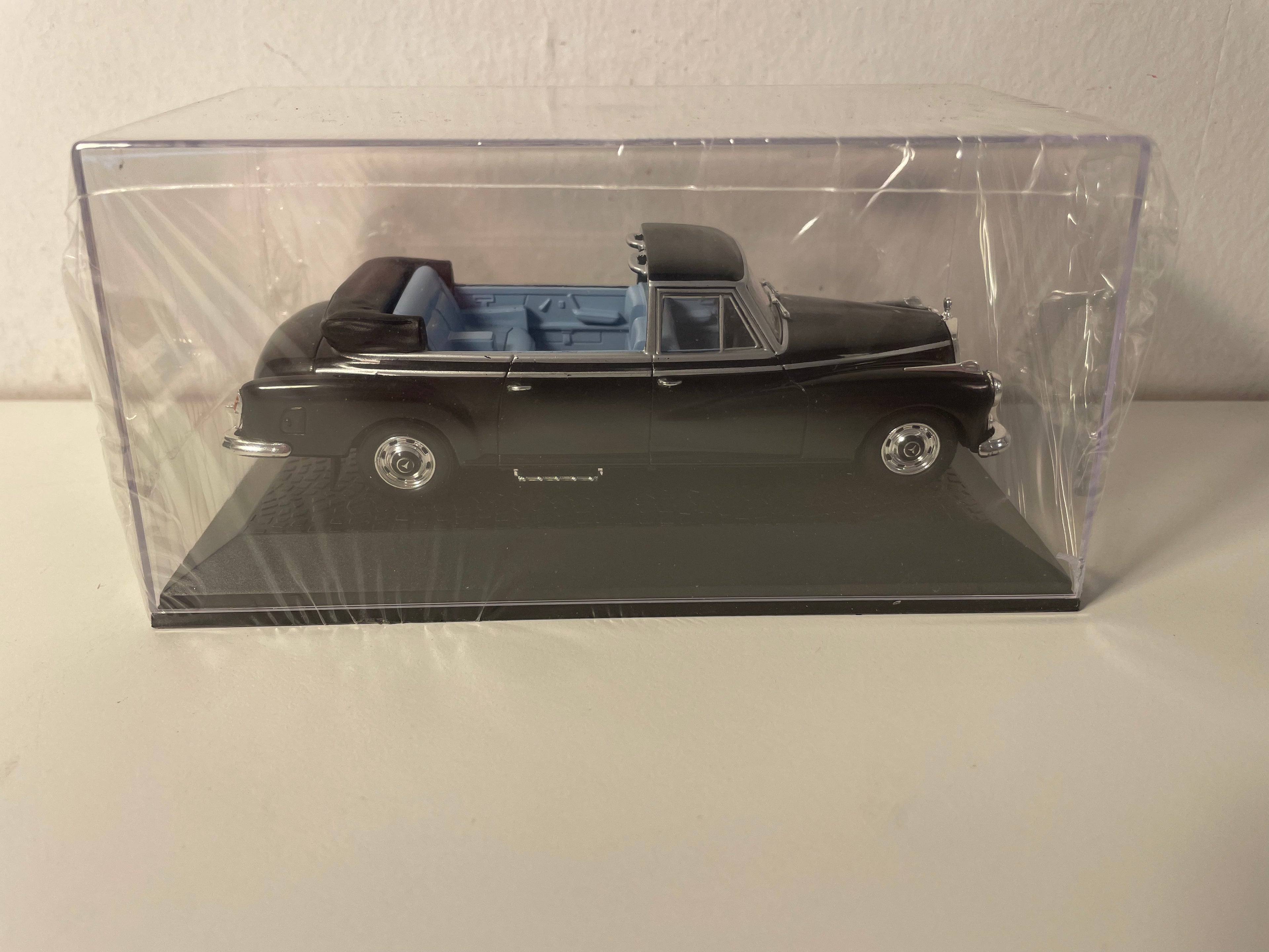 Mercedes 300 Landaudet nera (collezione di auto del capo dello Stato)