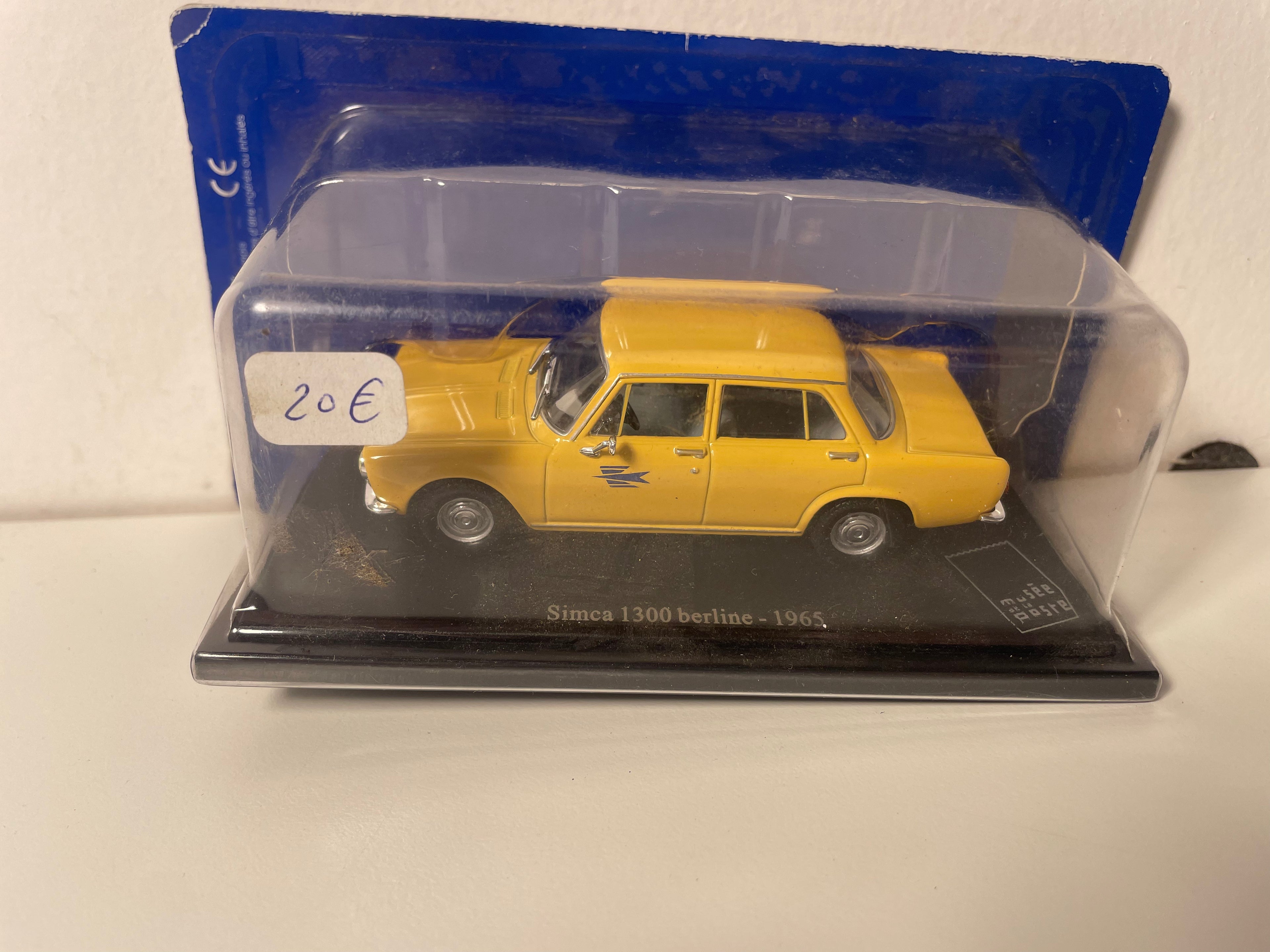 Simca 1300 żółty sedan z 1965 roku La Poste - PTT