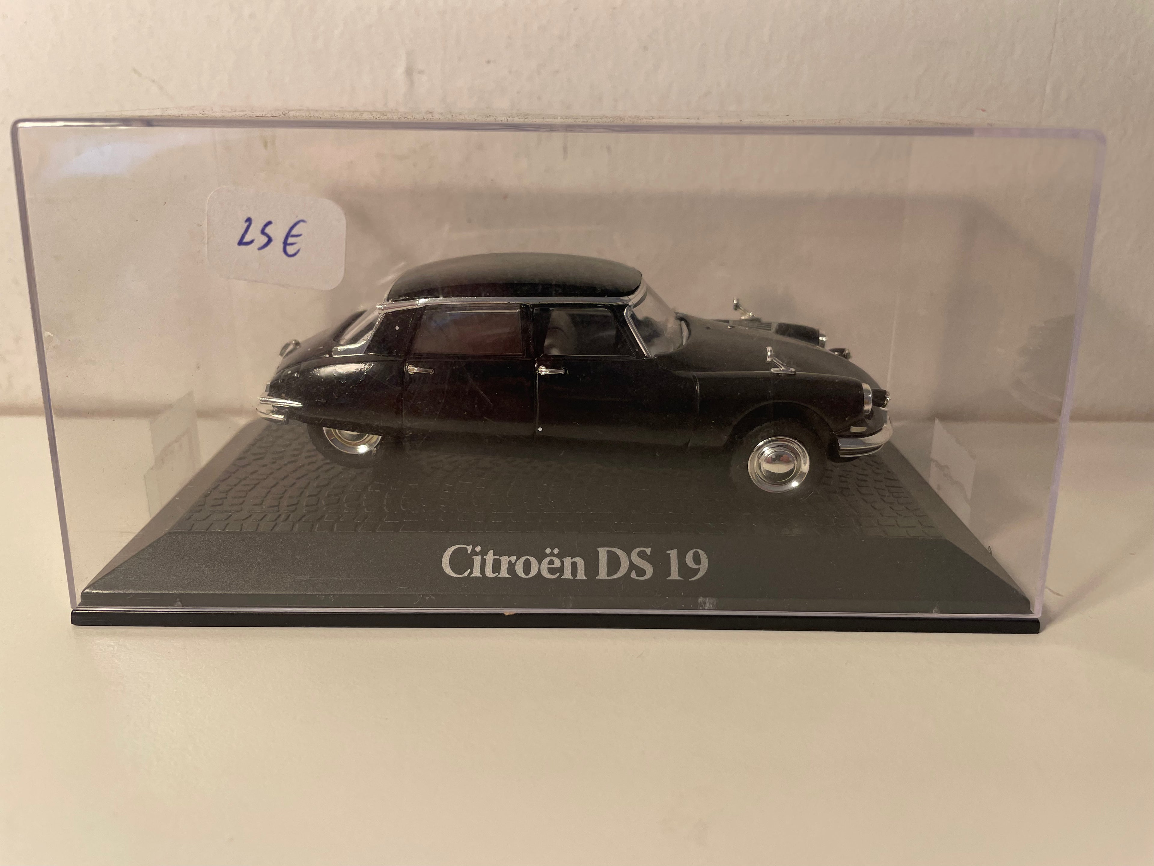 Czarny Citroën DS 19 (kolekcja samochodów głowy państwa)