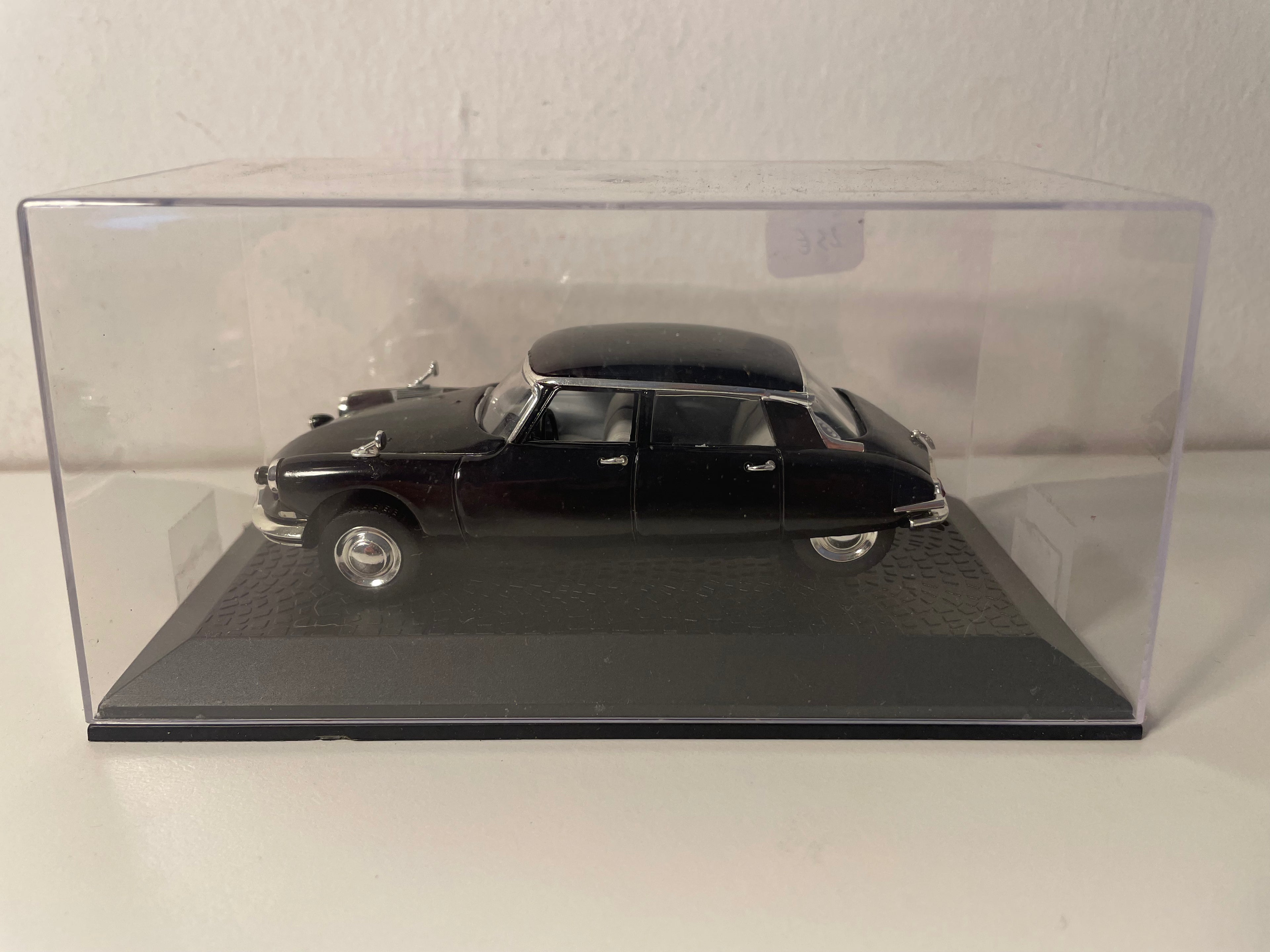 Czarny Citroën DS 19 (kolekcja samochodów głowy państwa)