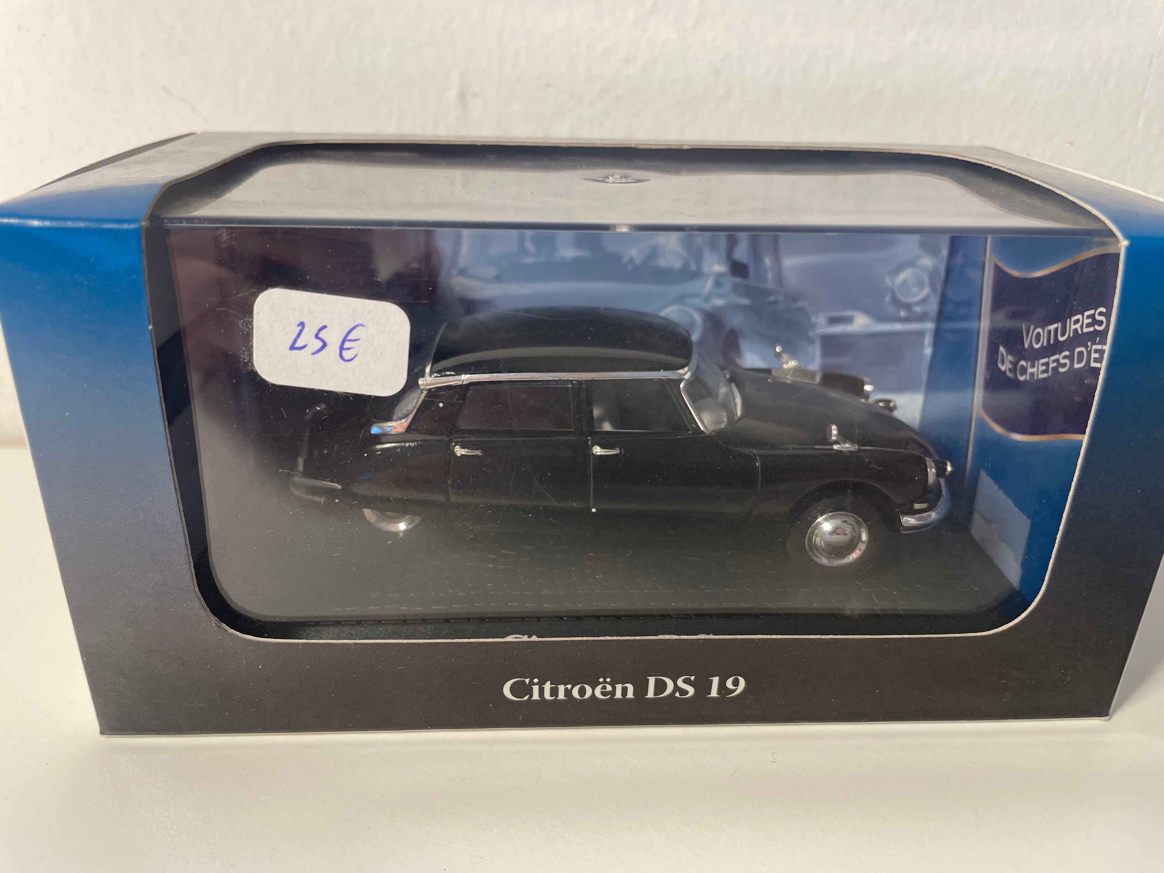 Czarny Citroën DS 19 (kolekcja samochodów głowy państwa)