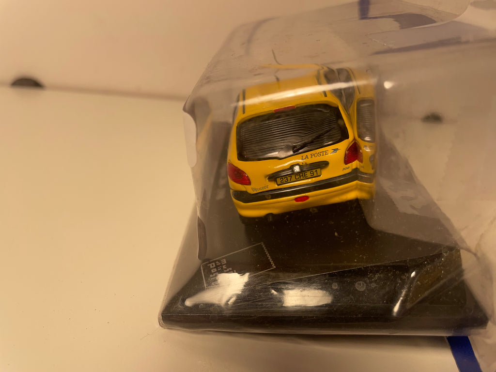 Peugeot 206 jaune de 1998 - la Poste - PTT (IL MANQUE UN RETRO)