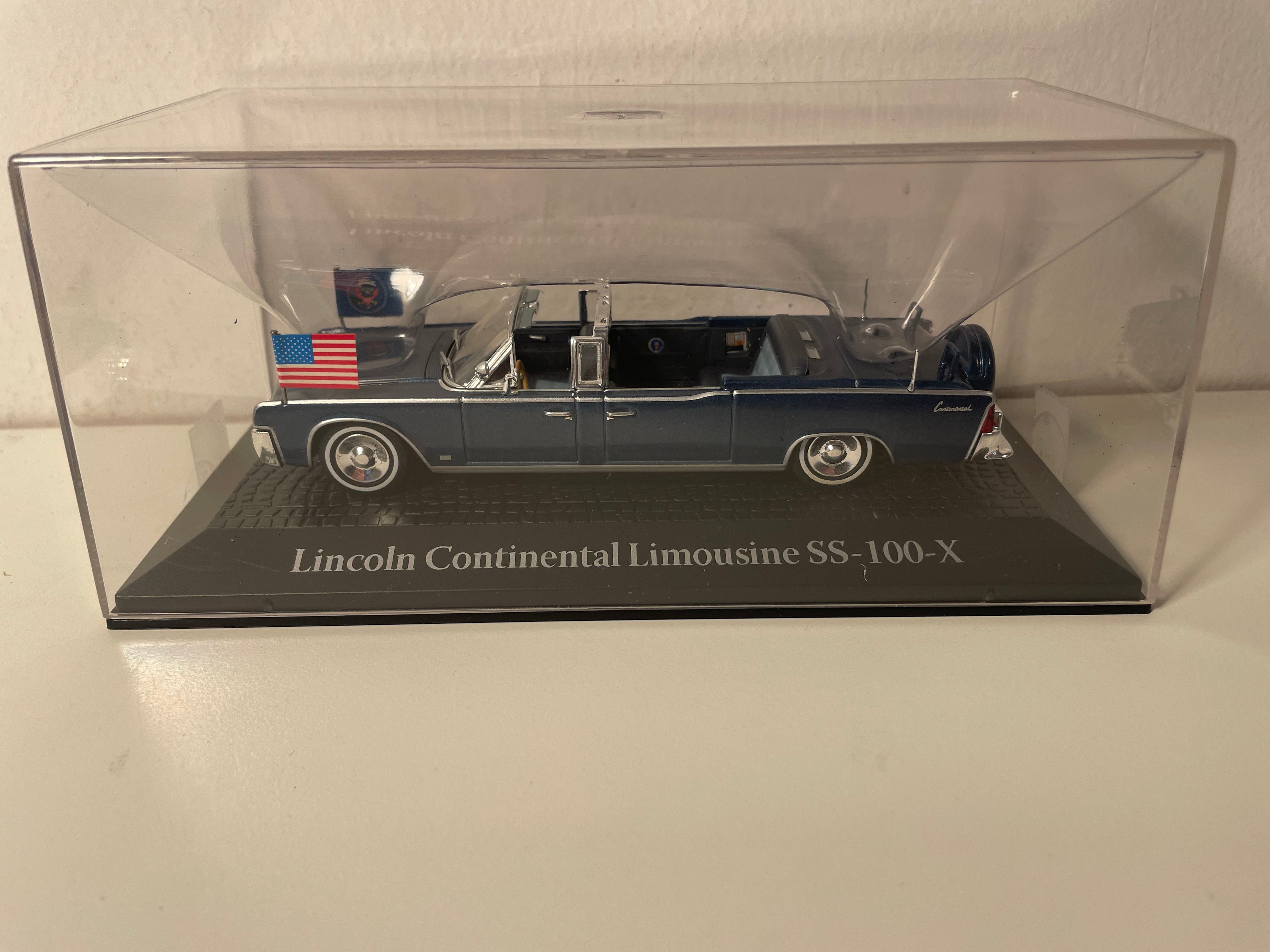 Lincoln Continental Limousine SS-100-X bleue foncée (collection Presidential CARS - chefs d'état) - Assassinat de John Fitzgerald Kennedy en 1963