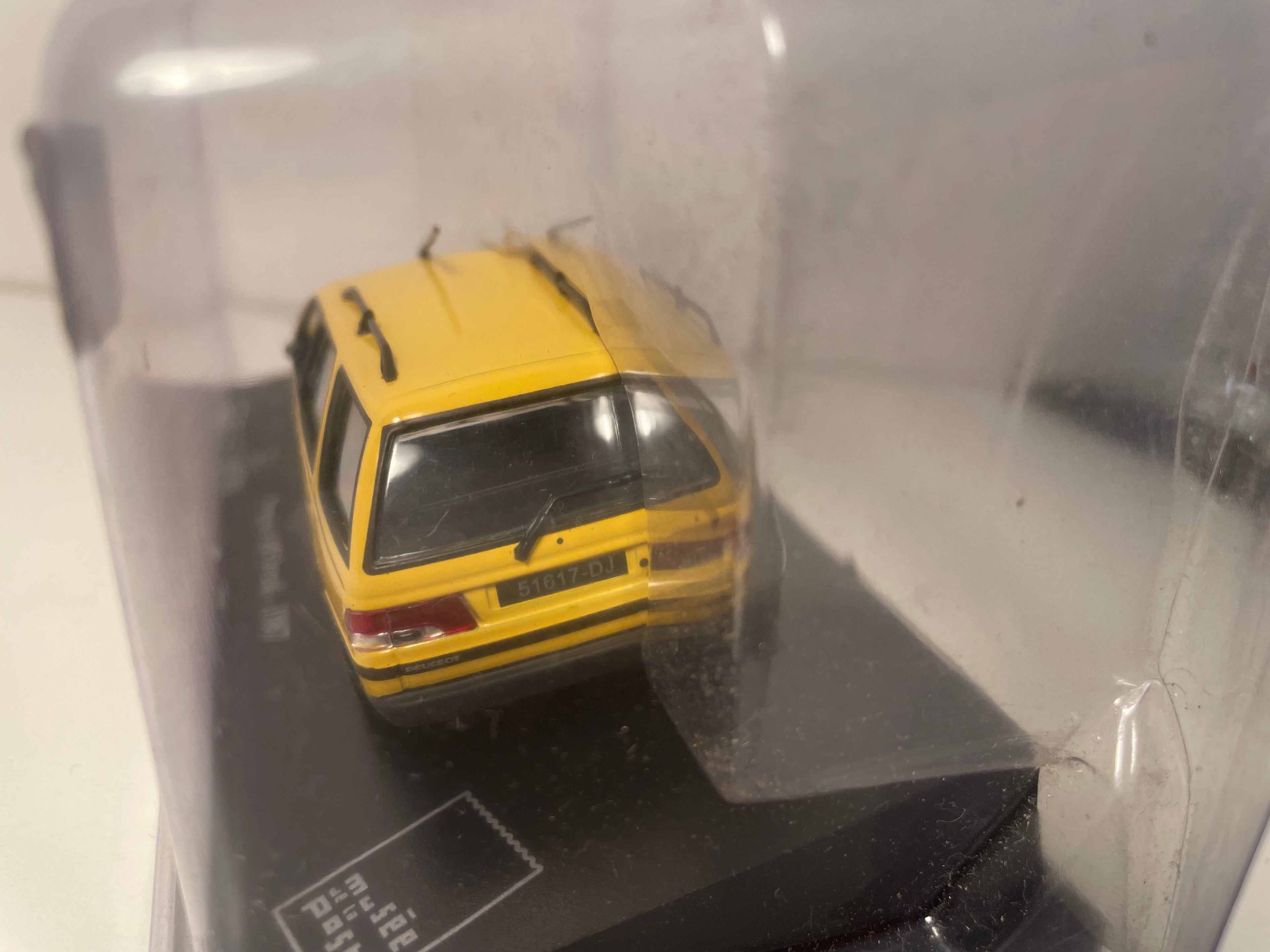 Peugeot 405 break jaune de 1987 - La Poste - PTT