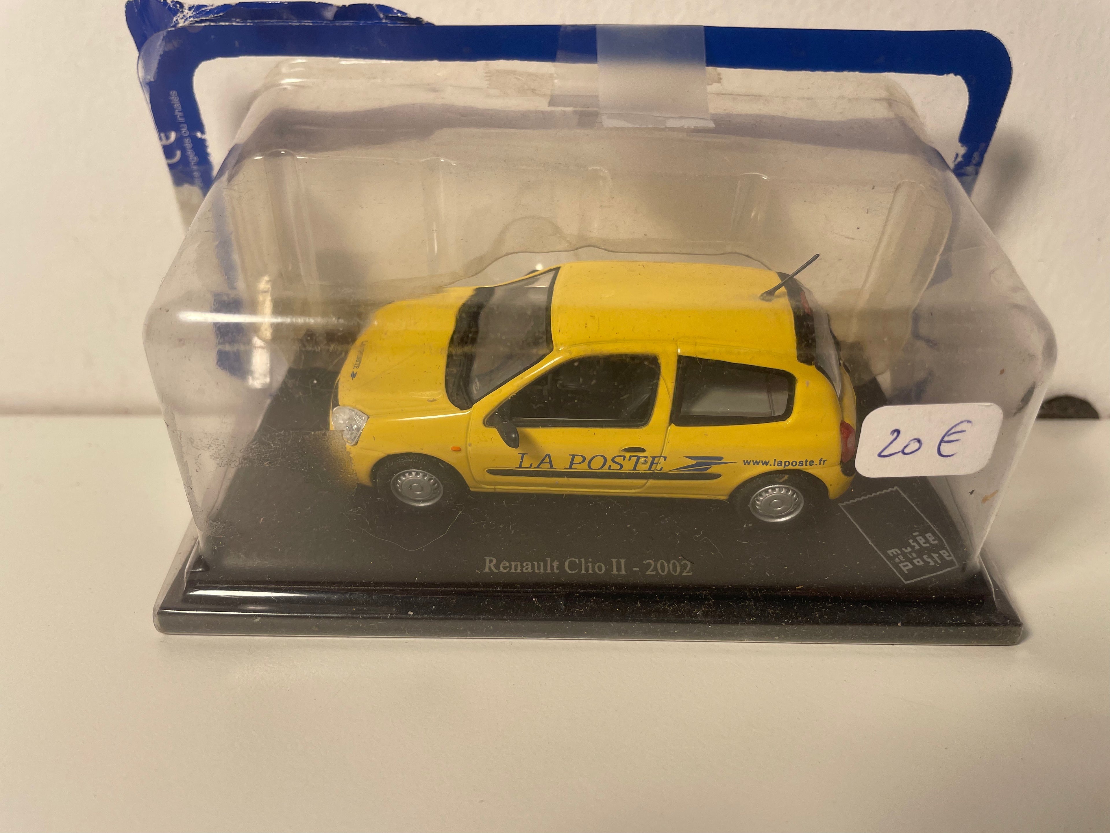 Renault Clio 2 giel vum 2002 - La Poste - PTT