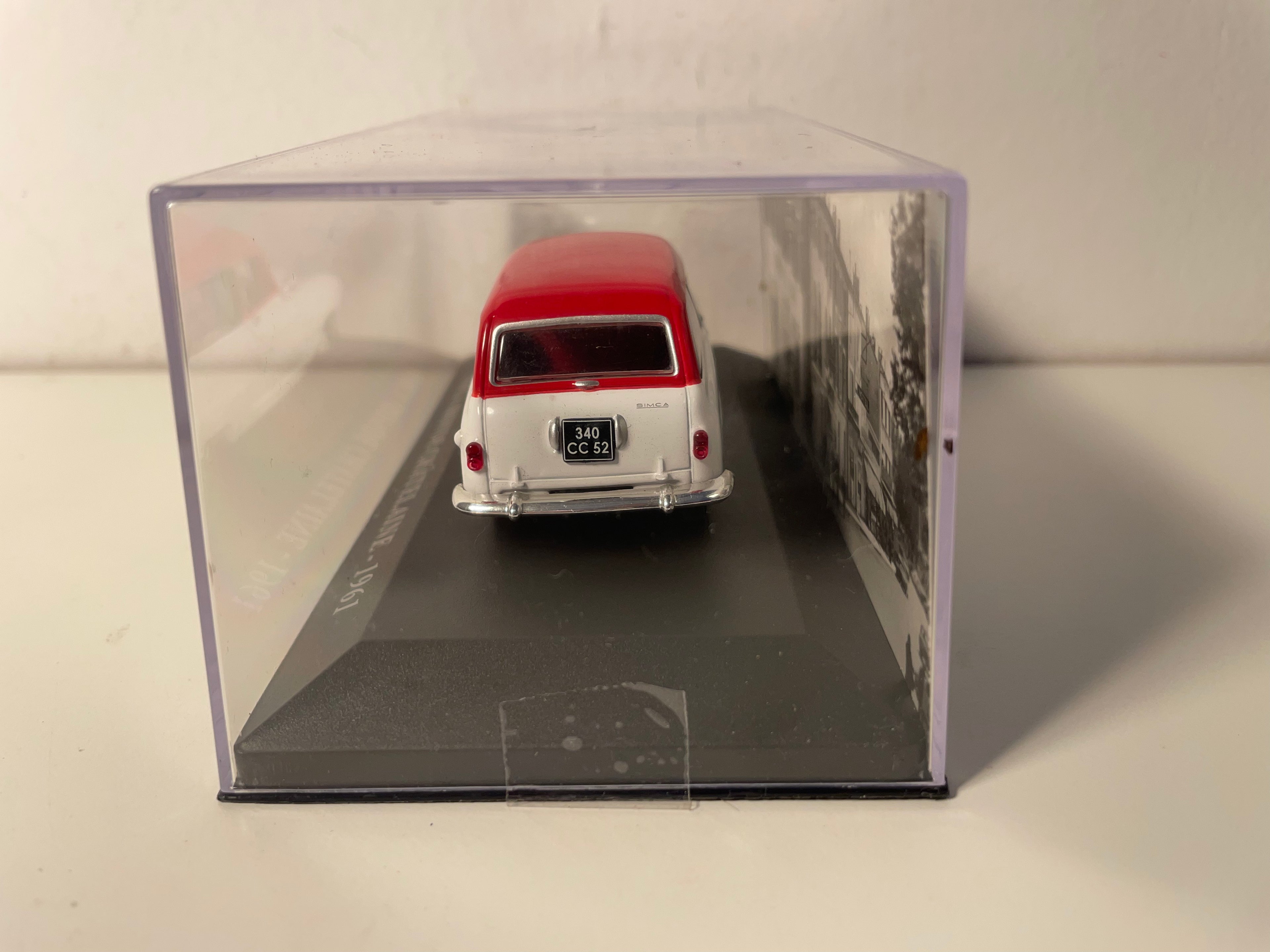 Simca Aronde Châtelaine gris - azul pálido y techo rojo de 1961
