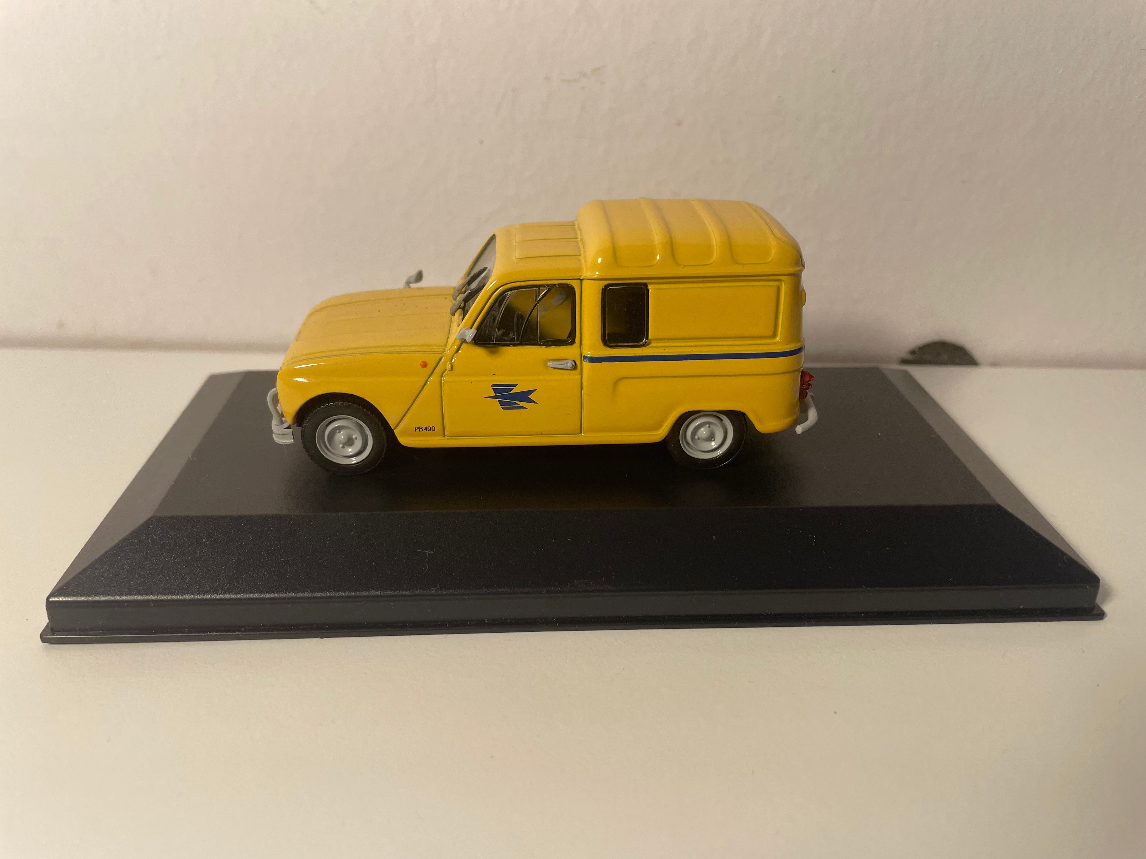 Renault 4L fourgonnette jaune de 1962 - La Poste - PTT (boite en plexi)