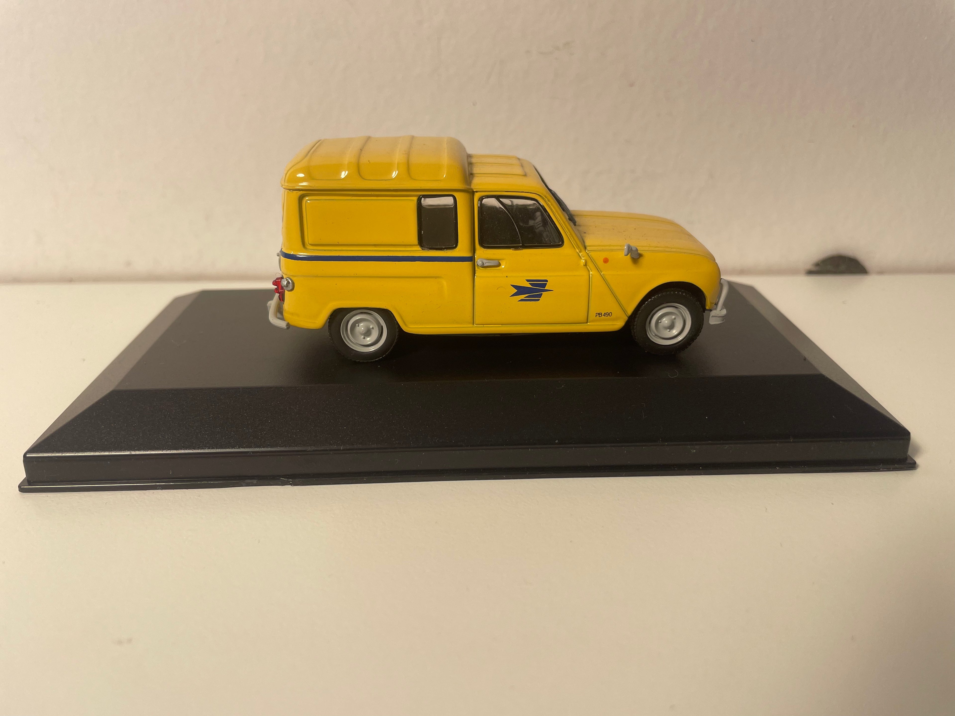 Renault 4L fourgonnette jaune de 1962 - La Poste - PTT (boite en plexi)