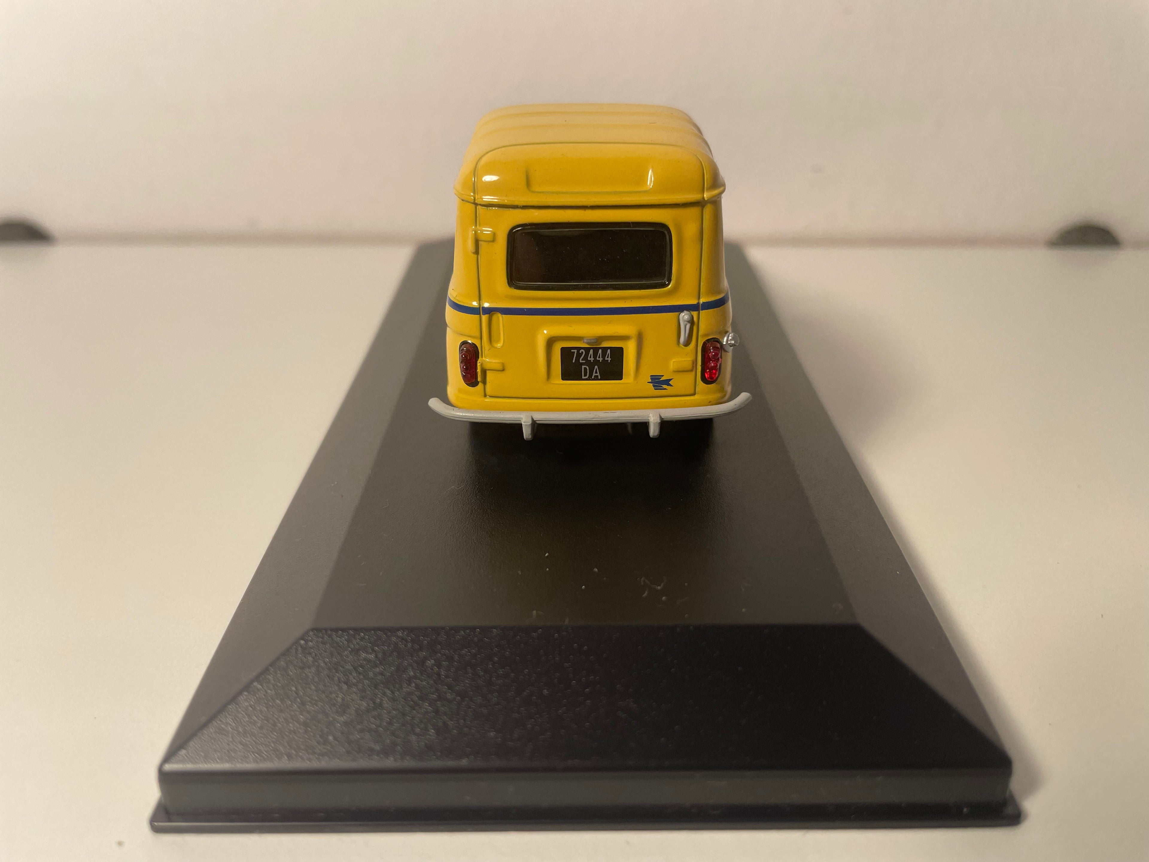 Renault 4L fourgonnette jaune de 1962 - La Poste - PTT (boite en plexi)
