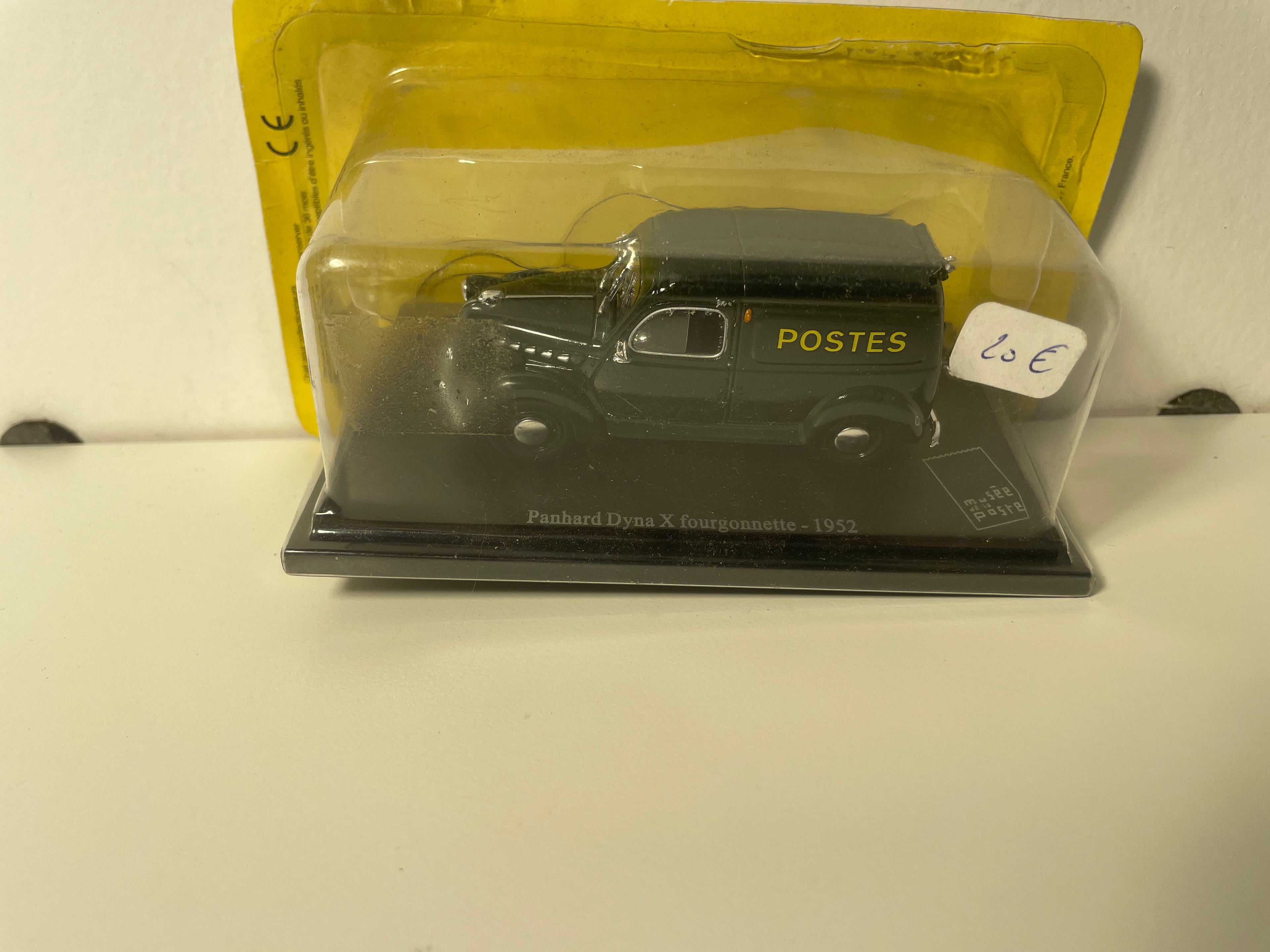 Furgoneta Panhard Dyna X verde de 1952 - La Poste - PTT