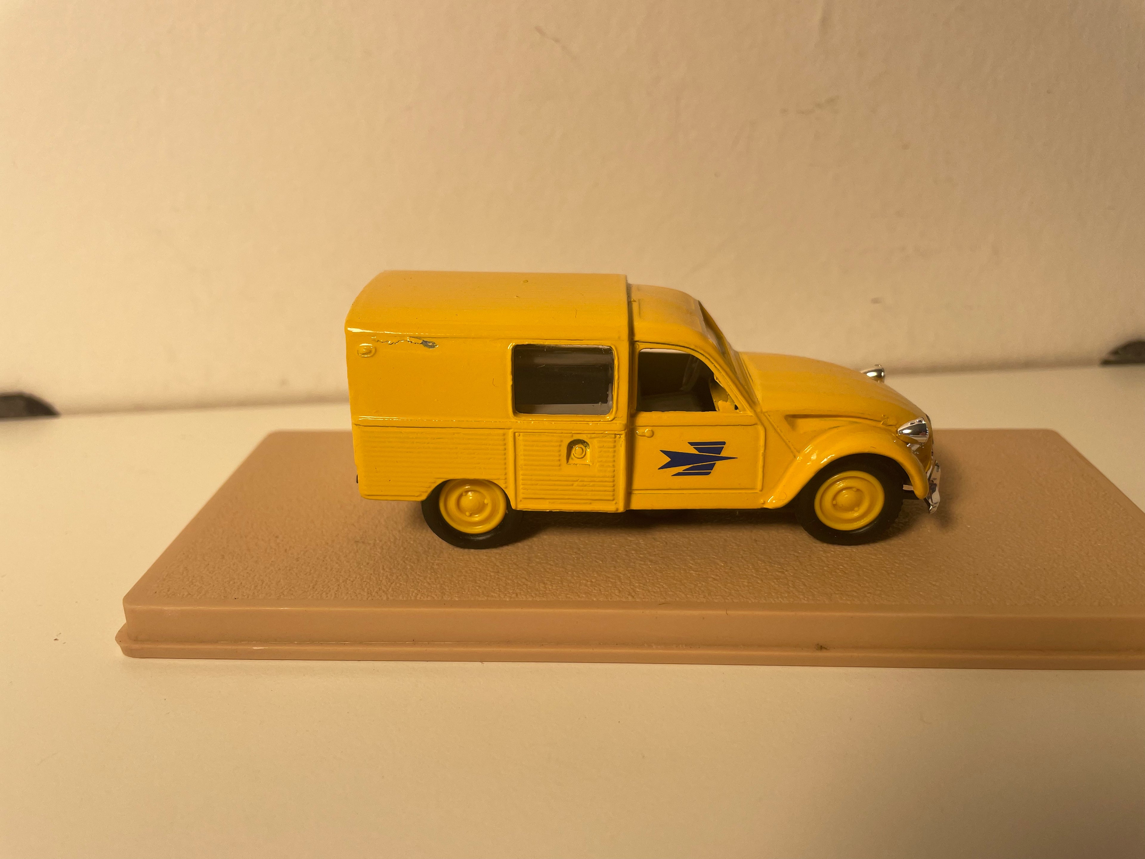 Citroën 3 CV geel - La Poste - PTT - ELIGOR