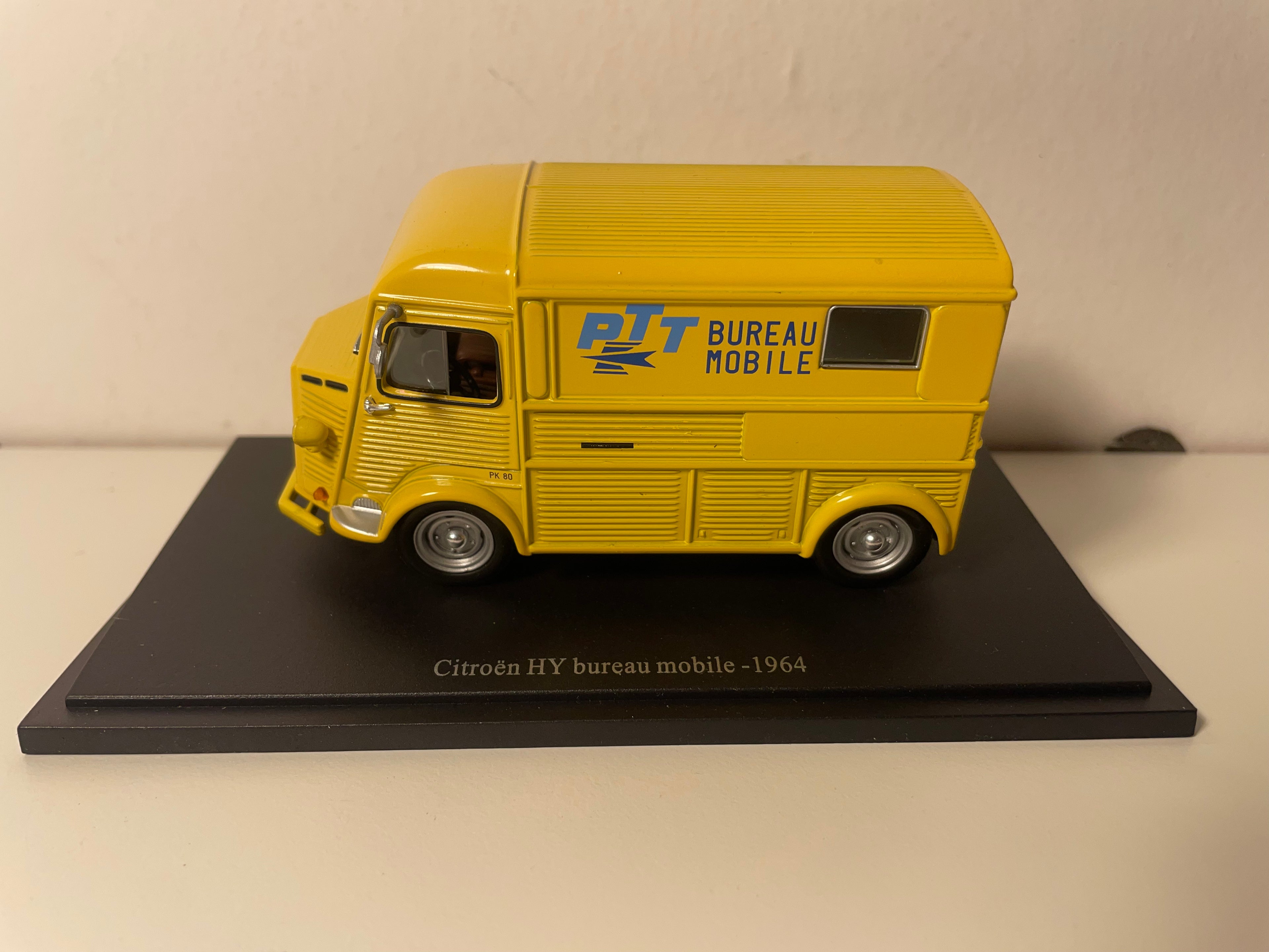 Citroën HY yellow mobile office from 1964 - La Poste - PTT