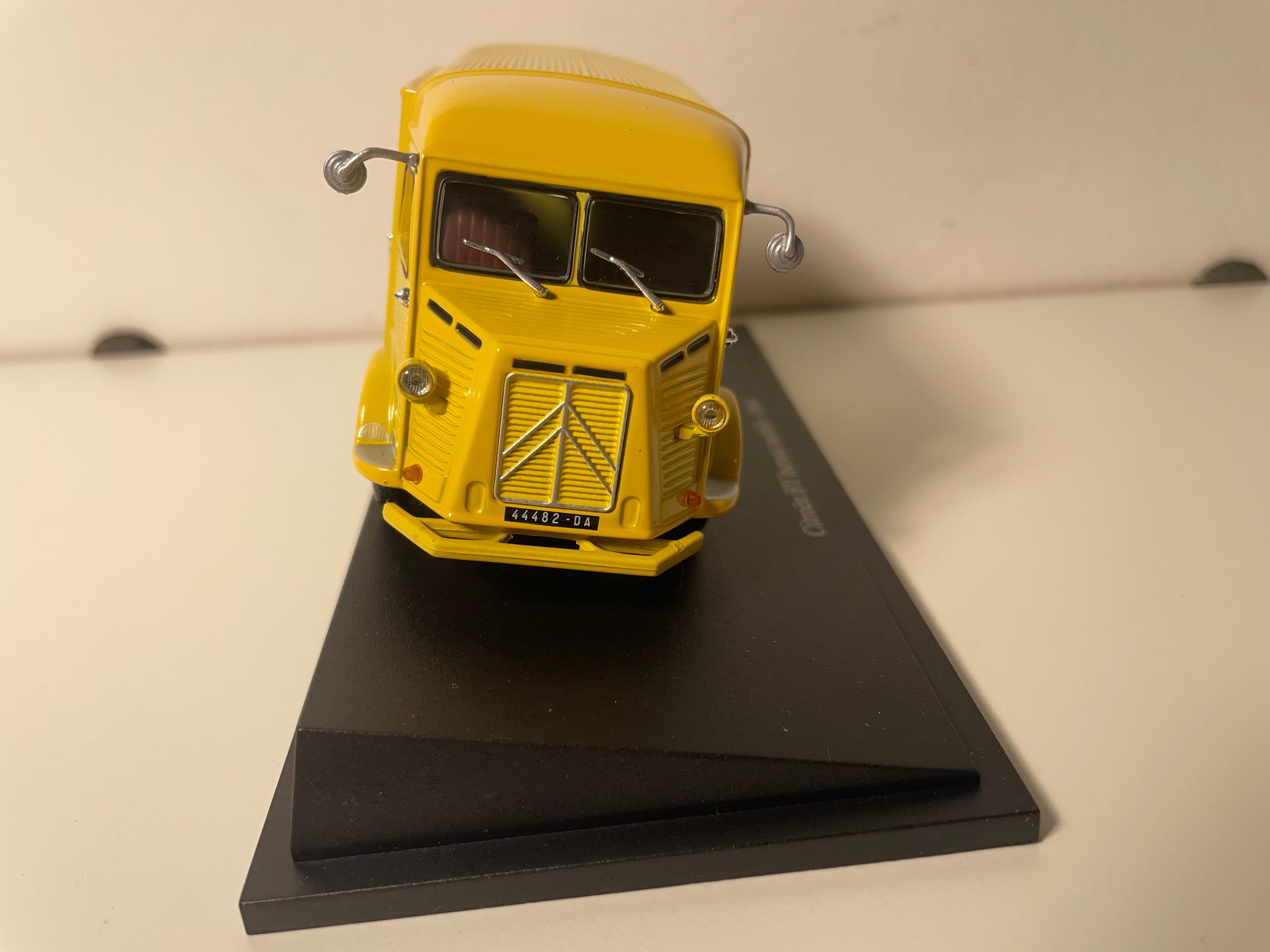 Citroën HY yellow mobile office from 1964 - La Poste - PTT