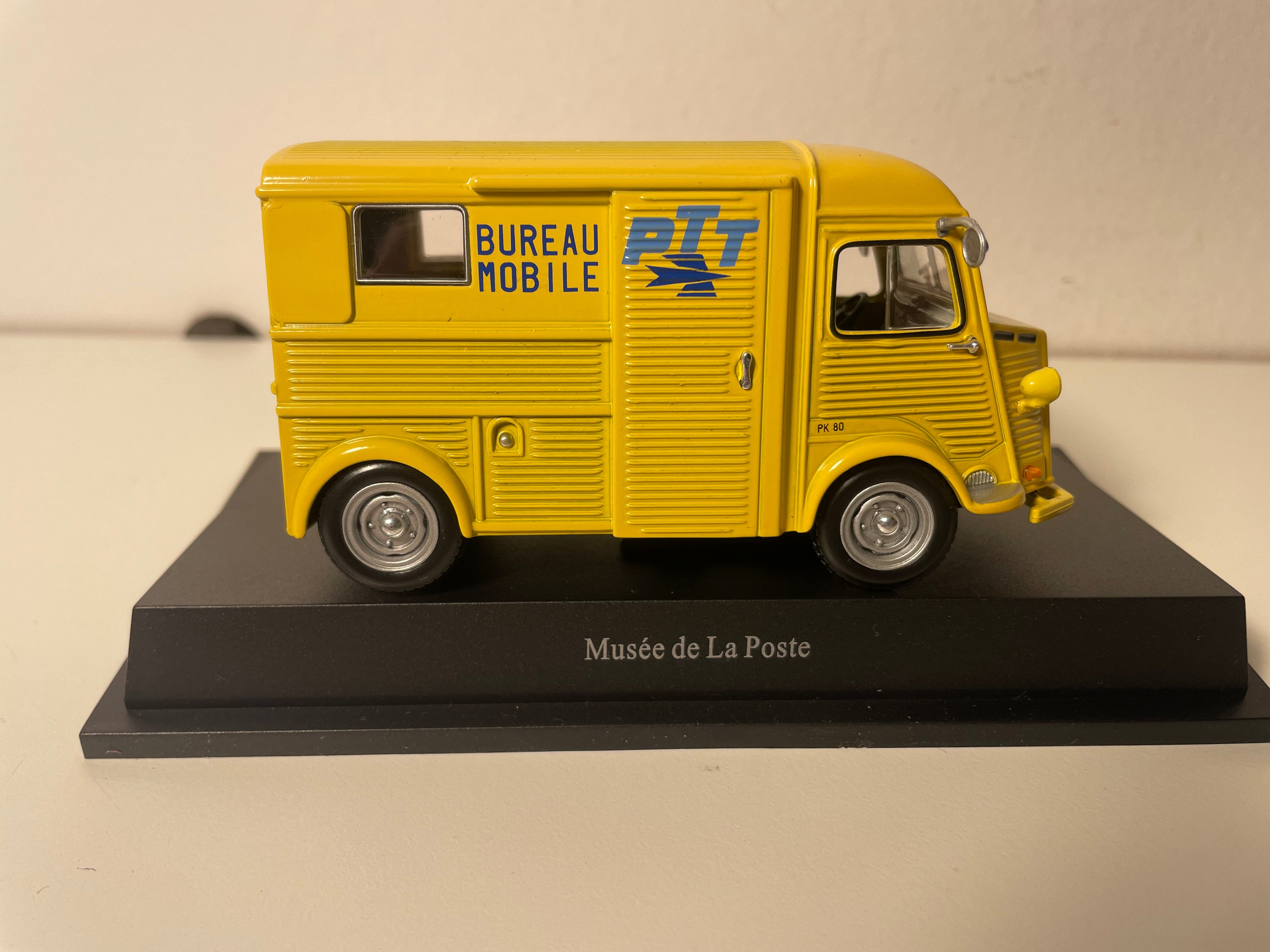 Citroën HY yellow mobile office from 1964 - La Poste - PTT