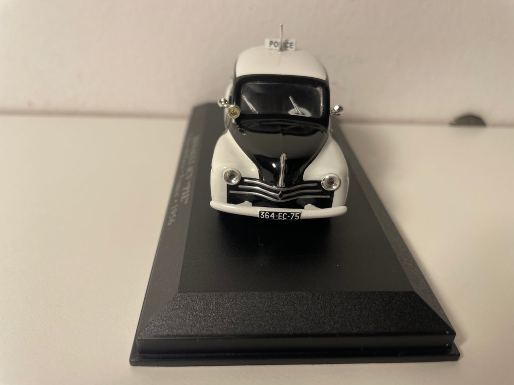 Renault 4 CV "Pie" preto e branco Paris POLICE 1956