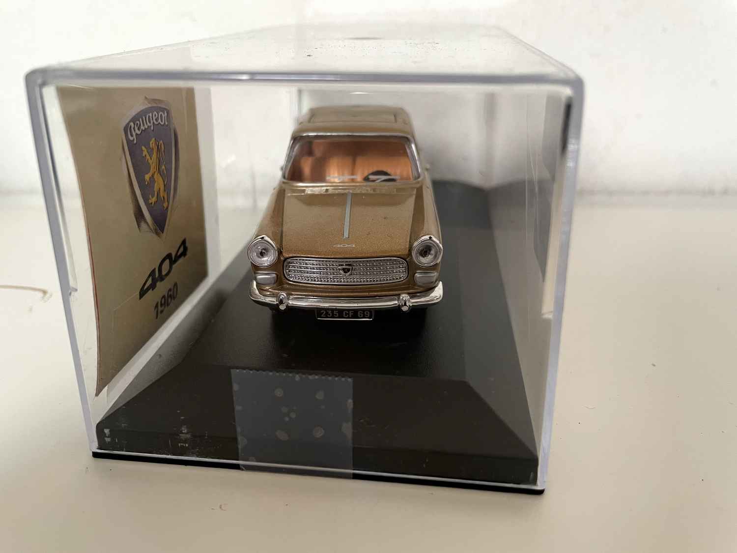Peugeot 404 marron de 1960 (Norev)