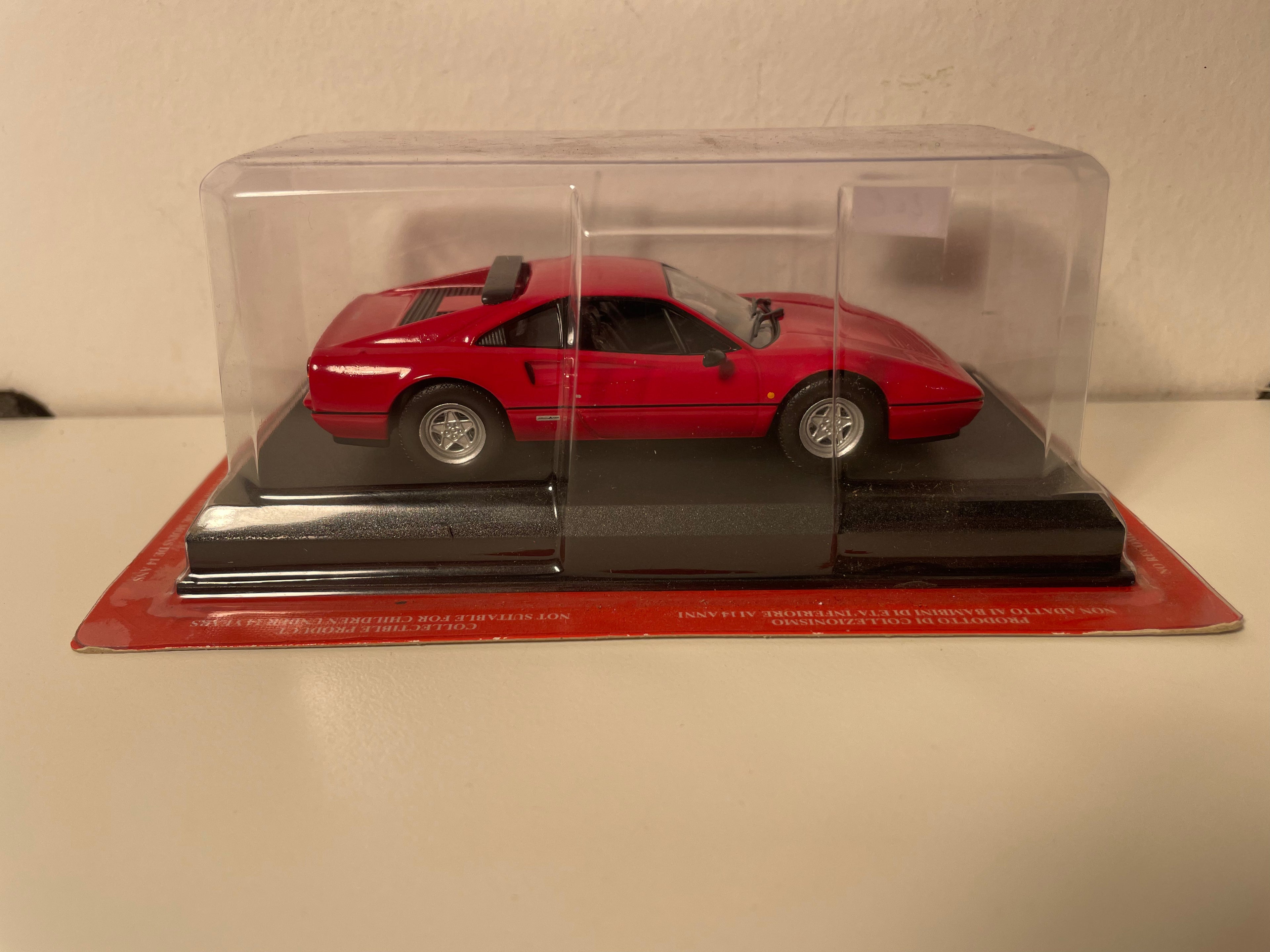 Ferrari 328 GTB rouge de 1985 (blister)