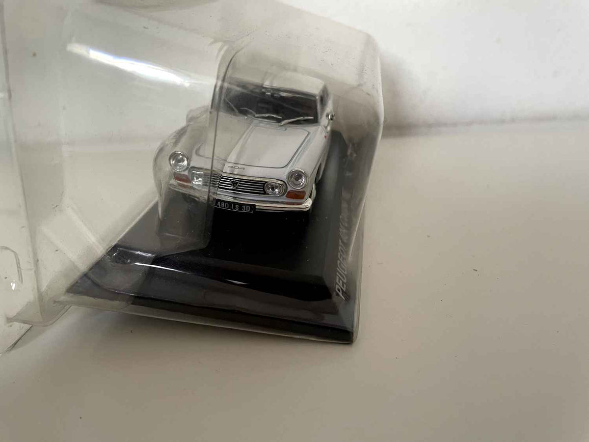 Peugeot 404 coupé bianca del 1967