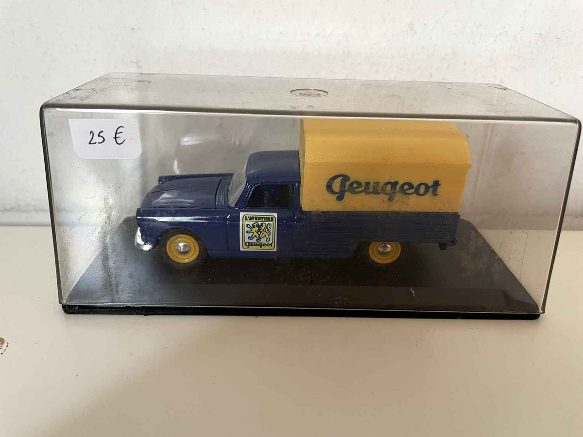 Peugeot 404 bâchée bleue et jaune avec le logo "l'aventure Peugeot" sur les portières (Eligor)