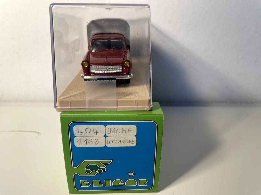 Peugeot 404 com lona bordeaux e cinzenta e publicidade da LSA Leclanché SA de Yverdon, na Suíça (Eligor)