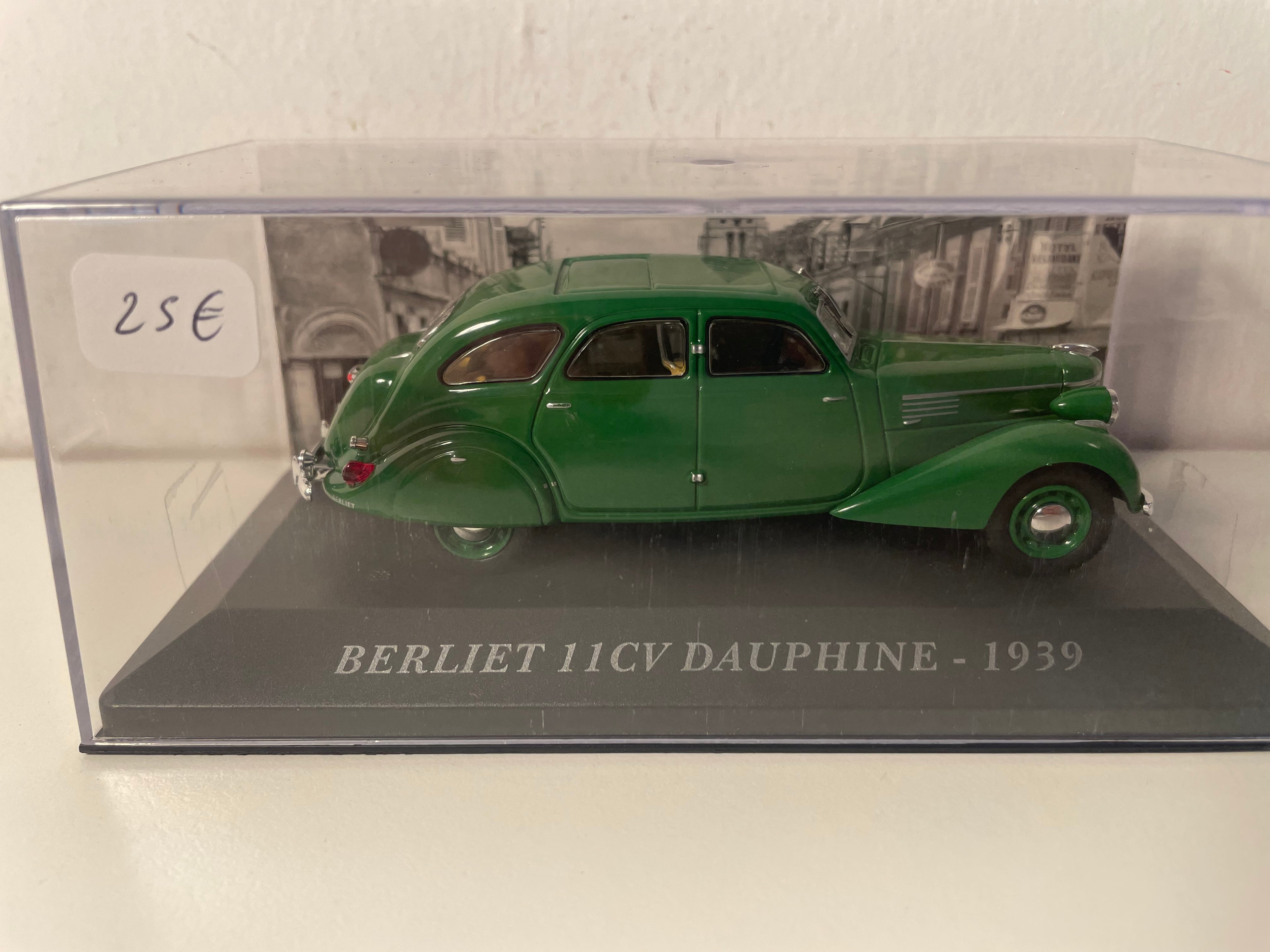 Grénge Berliet 11CV Dauphine vun 1939