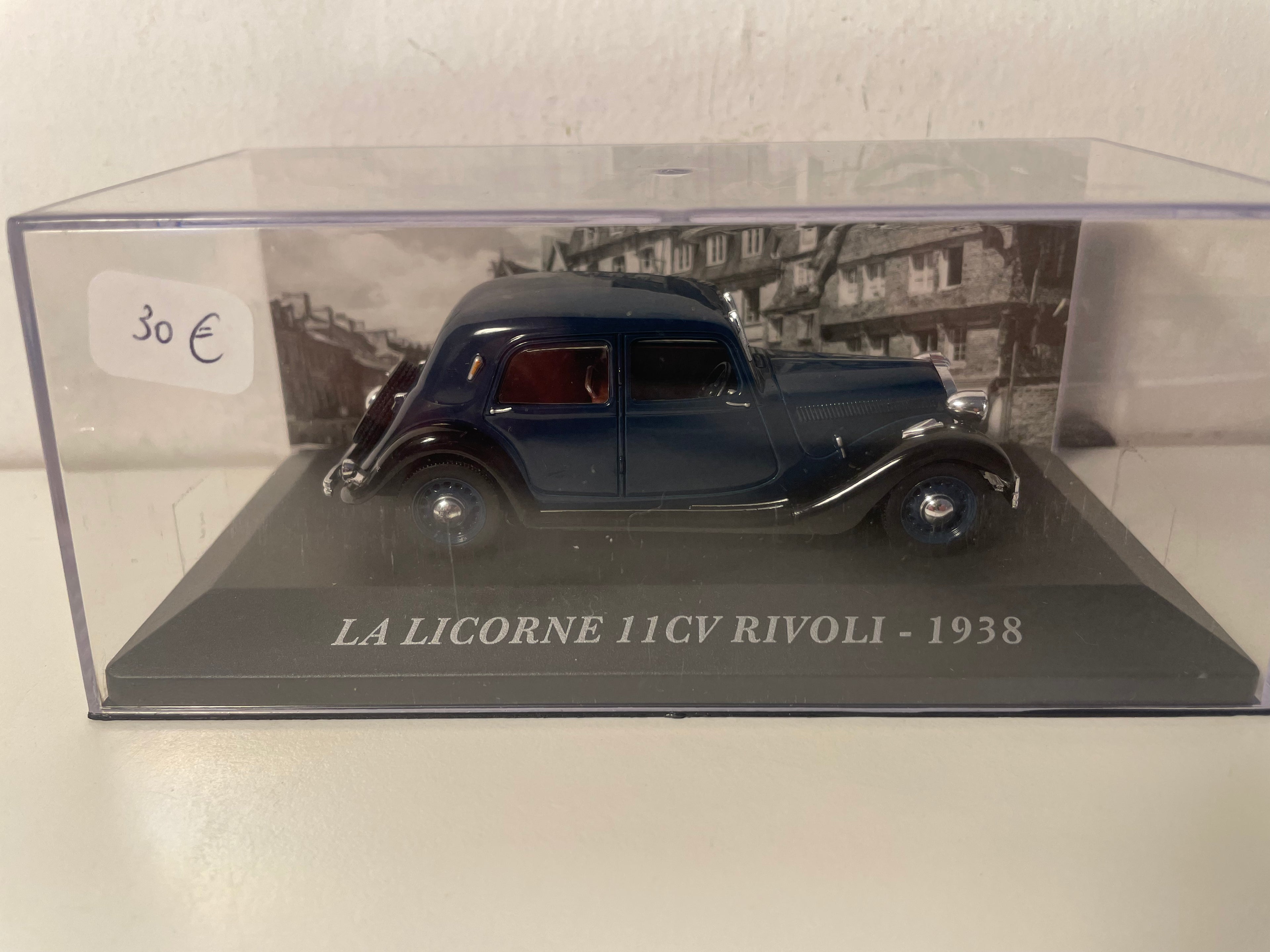 Den donkelbloen 1938er Rivoli 11CV Eenhoorn