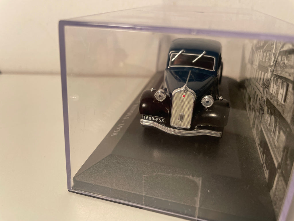 Den donkelbloen 1938er Rivoli 11CV Eenhoorn