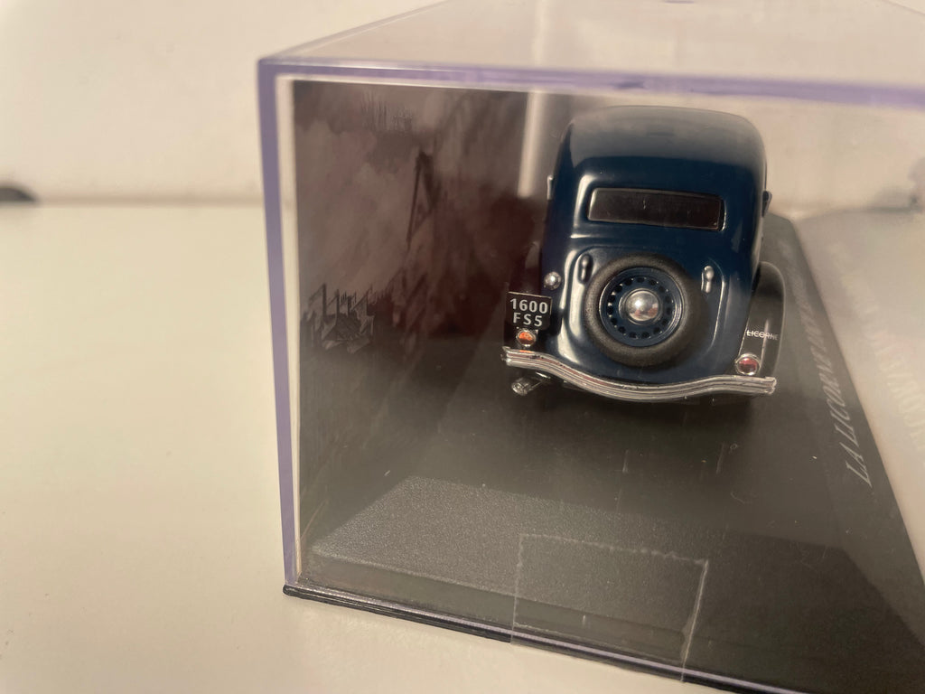 Den donkelbloen 1938er Rivoli 11CV Eenhoorn