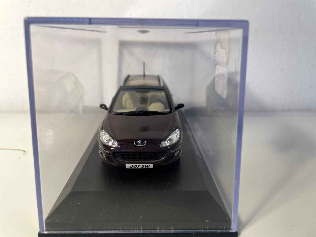 Peugeot 407 SW violette foncée? (Norev)