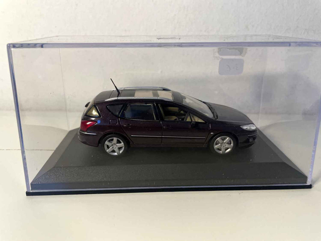 Peugeot 407 SW violette foncée? (Norev)