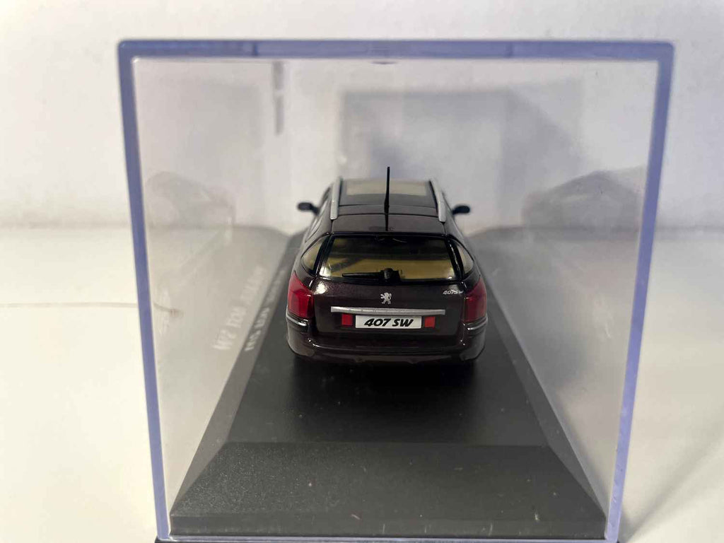 Peugeot 407 SW violette foncée? (Norev)