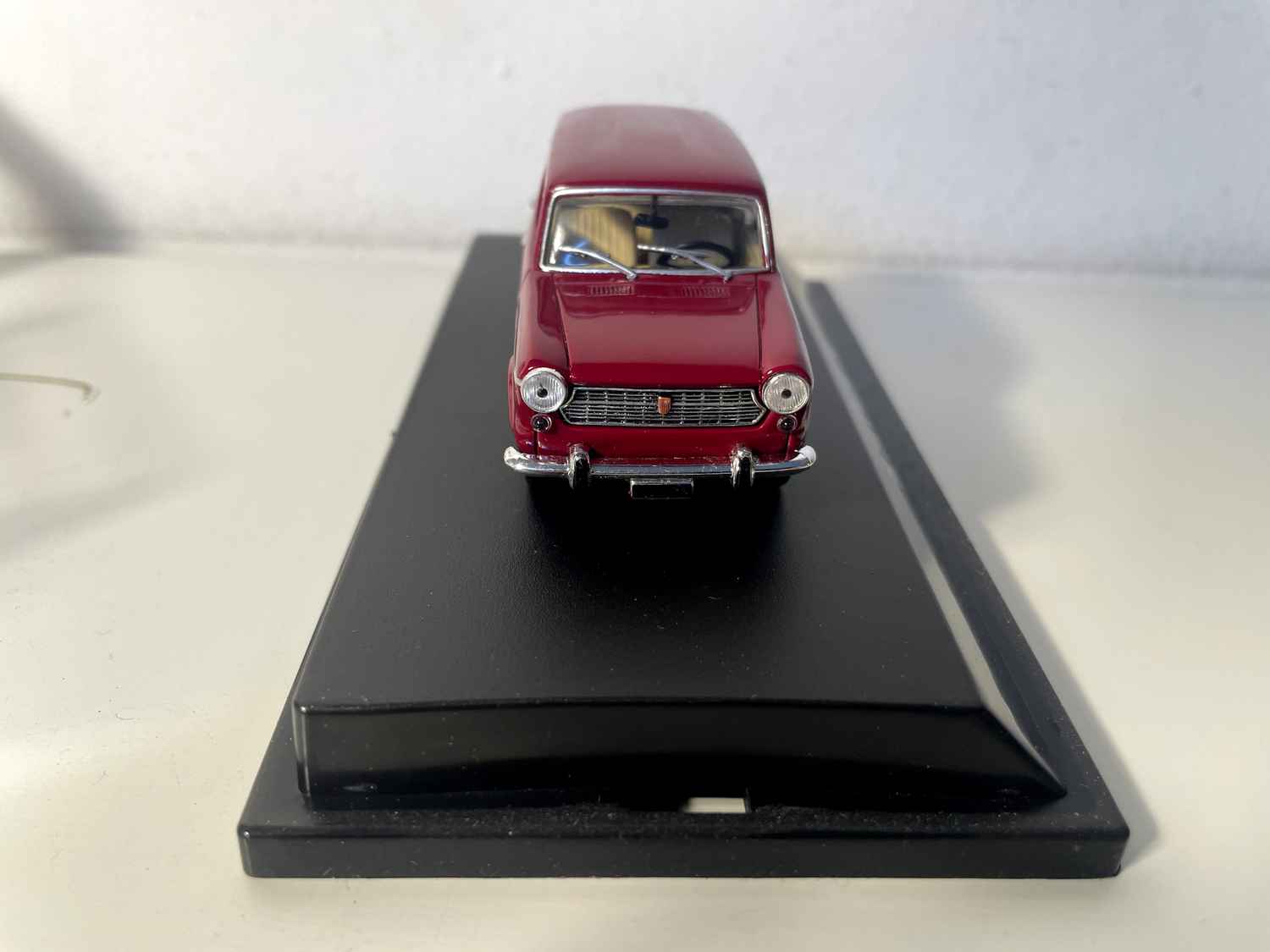 Fiat 1100 R Familiare bordeaux de 1966 - collection Starline models