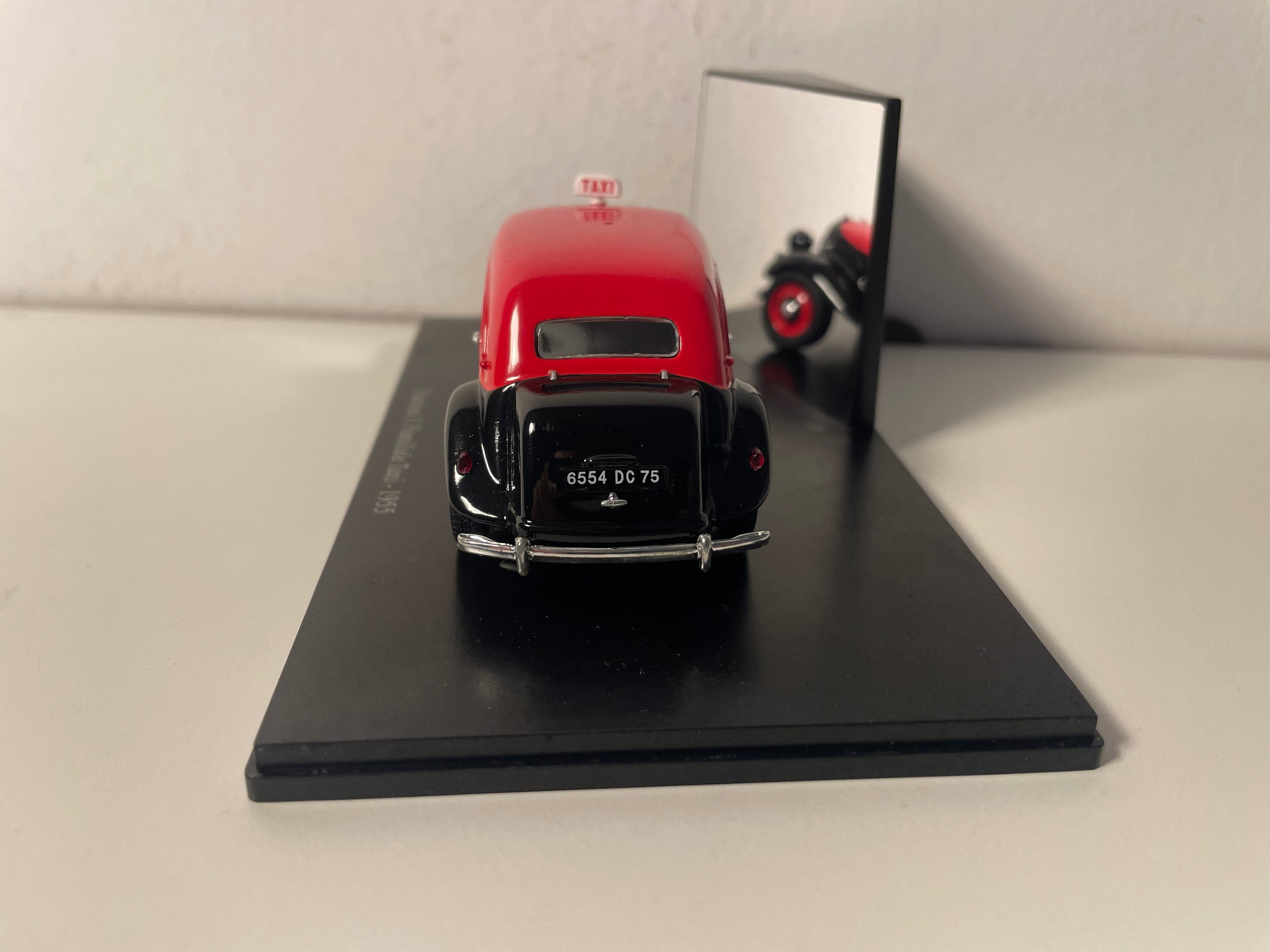 1955 Citroën Traction 11 Family Taxi Red and Black (Plexi Box)