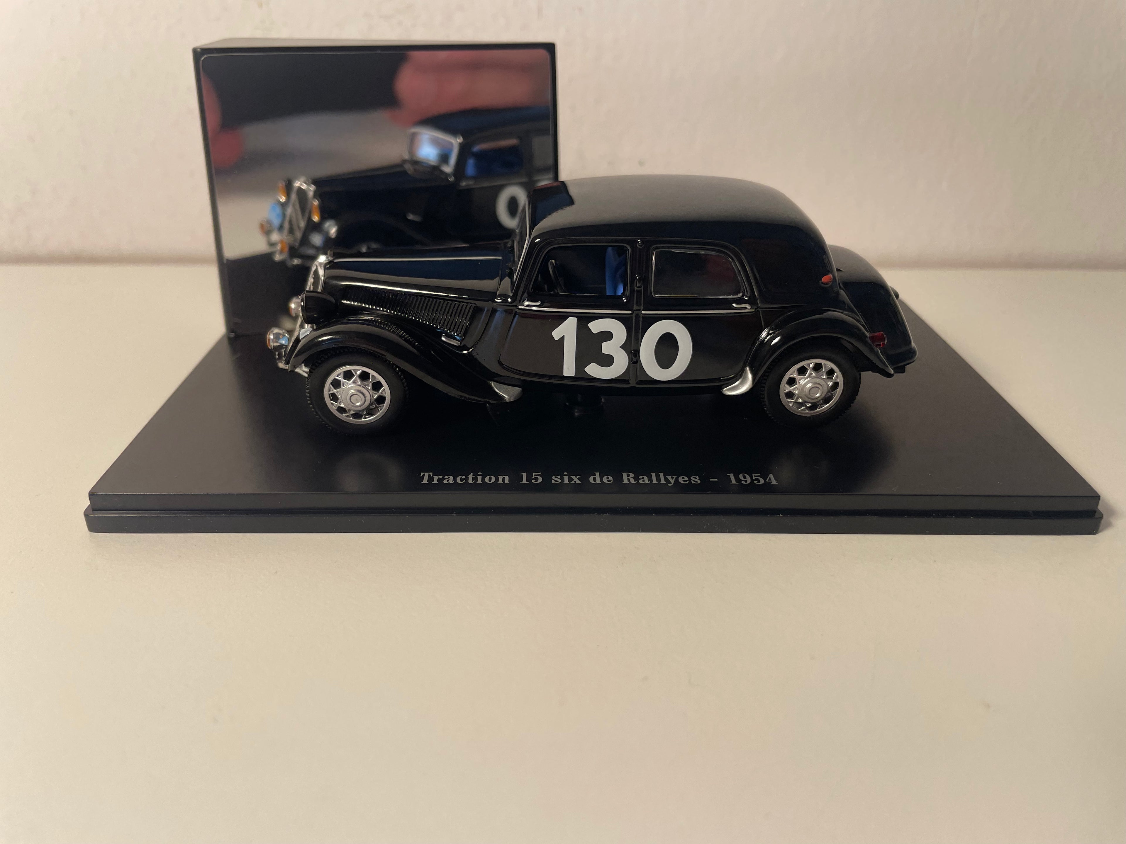 Citroën Traction 15 six de rallyes czarna numer 130 z 1954 roku (pudełko plexi)
