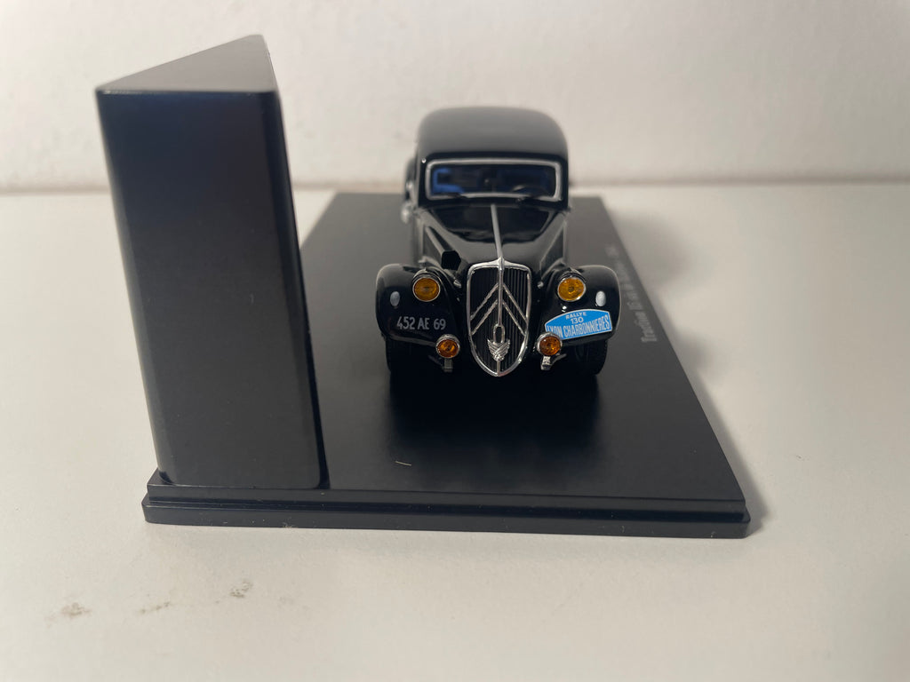 Citroën Traction 15 six de Rallyen schwaarz Nummer 130 vu 1954 (Plexi Këscht)