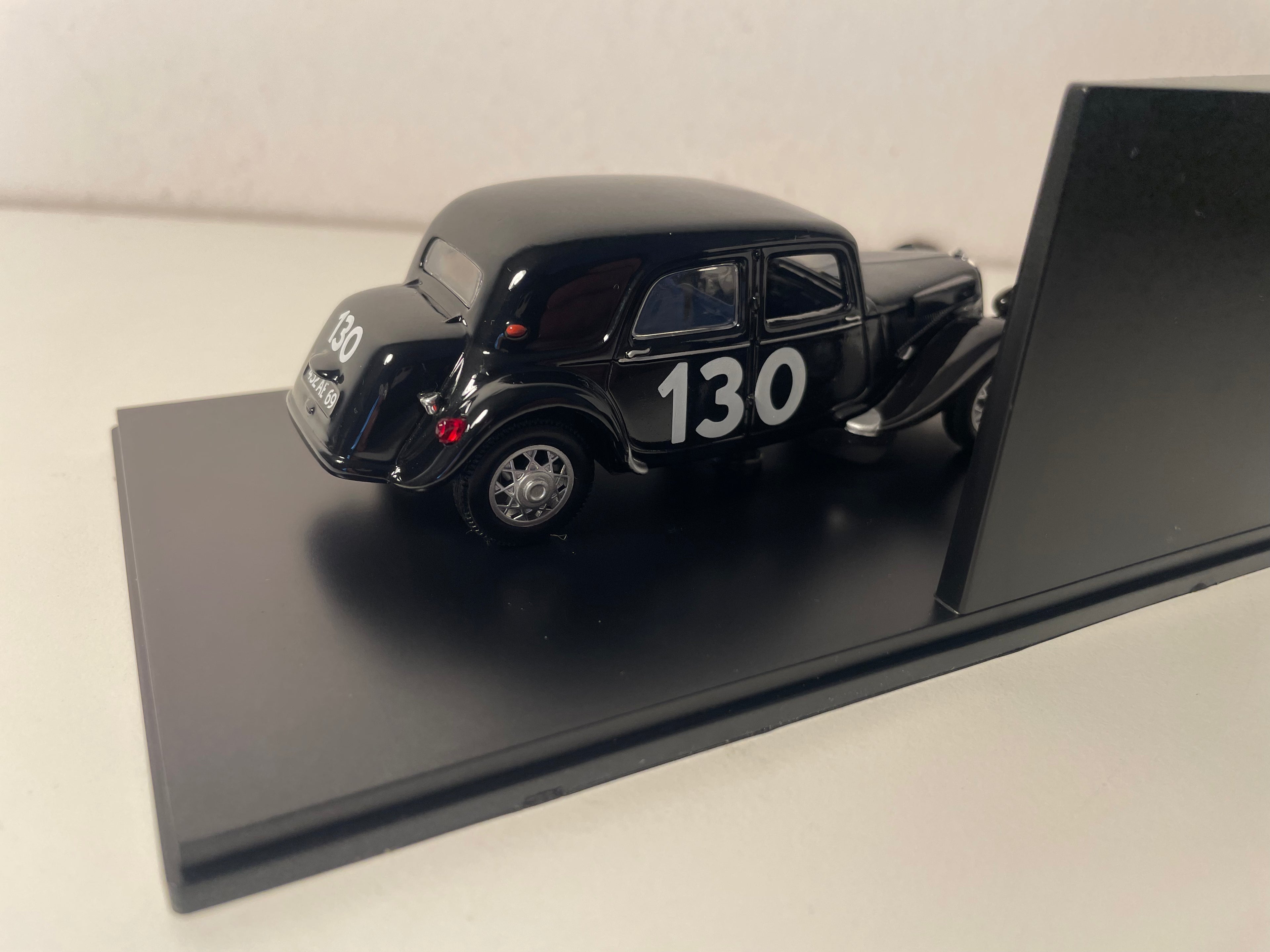 Citroën Traction 15 six de rallyes czarna numer 130 z 1954 roku (pudełko plexi)